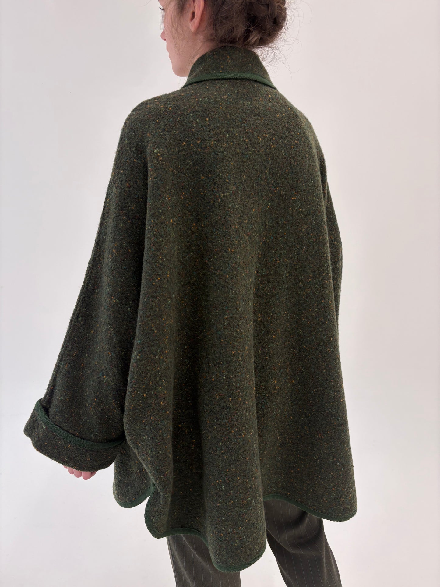 Palton vintage tip capa forest green din tweed Donegal 80% lana cu inserții colorate