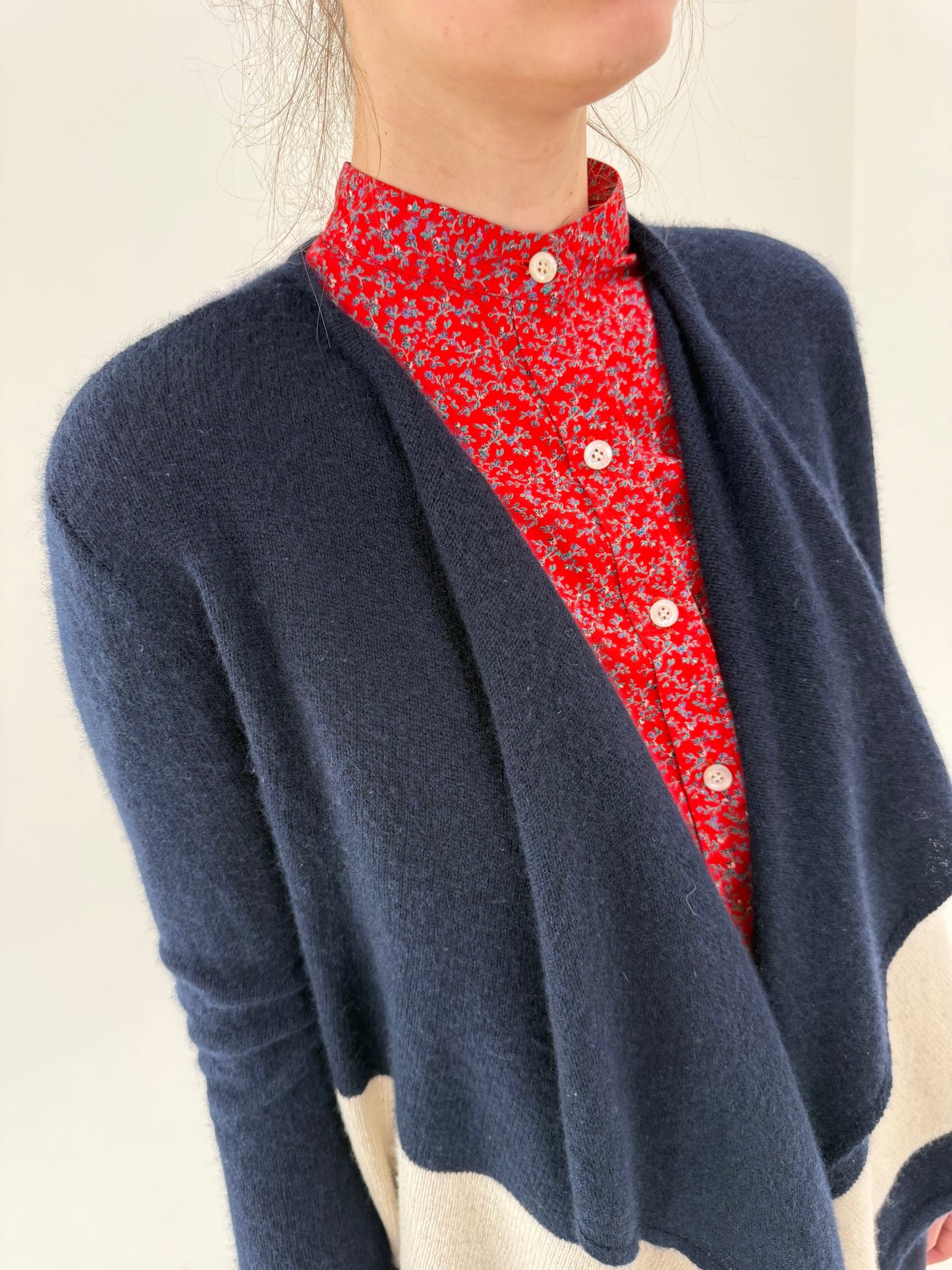 Cardigan din cașmir colorblock în culori neutre