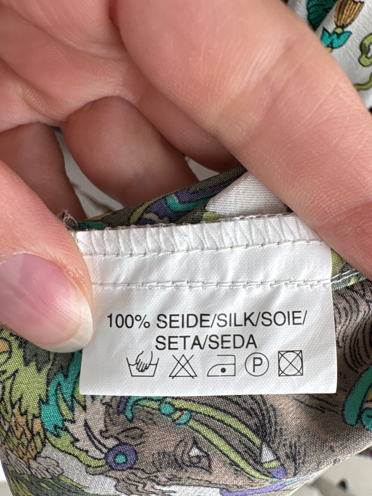Cămașa din mătase naturală cu print superb în croi lejer