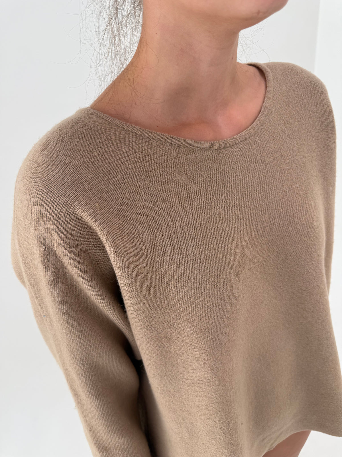 Pulover camel din lana merino extrafina cu mânecă tip fluture în croi oversized