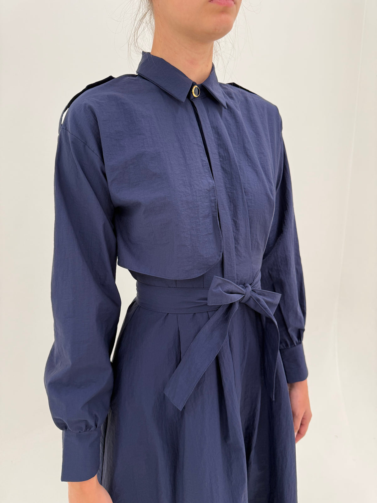 Rochie maxi Navy în stil trench din material plin cu talie marcată reglabilă