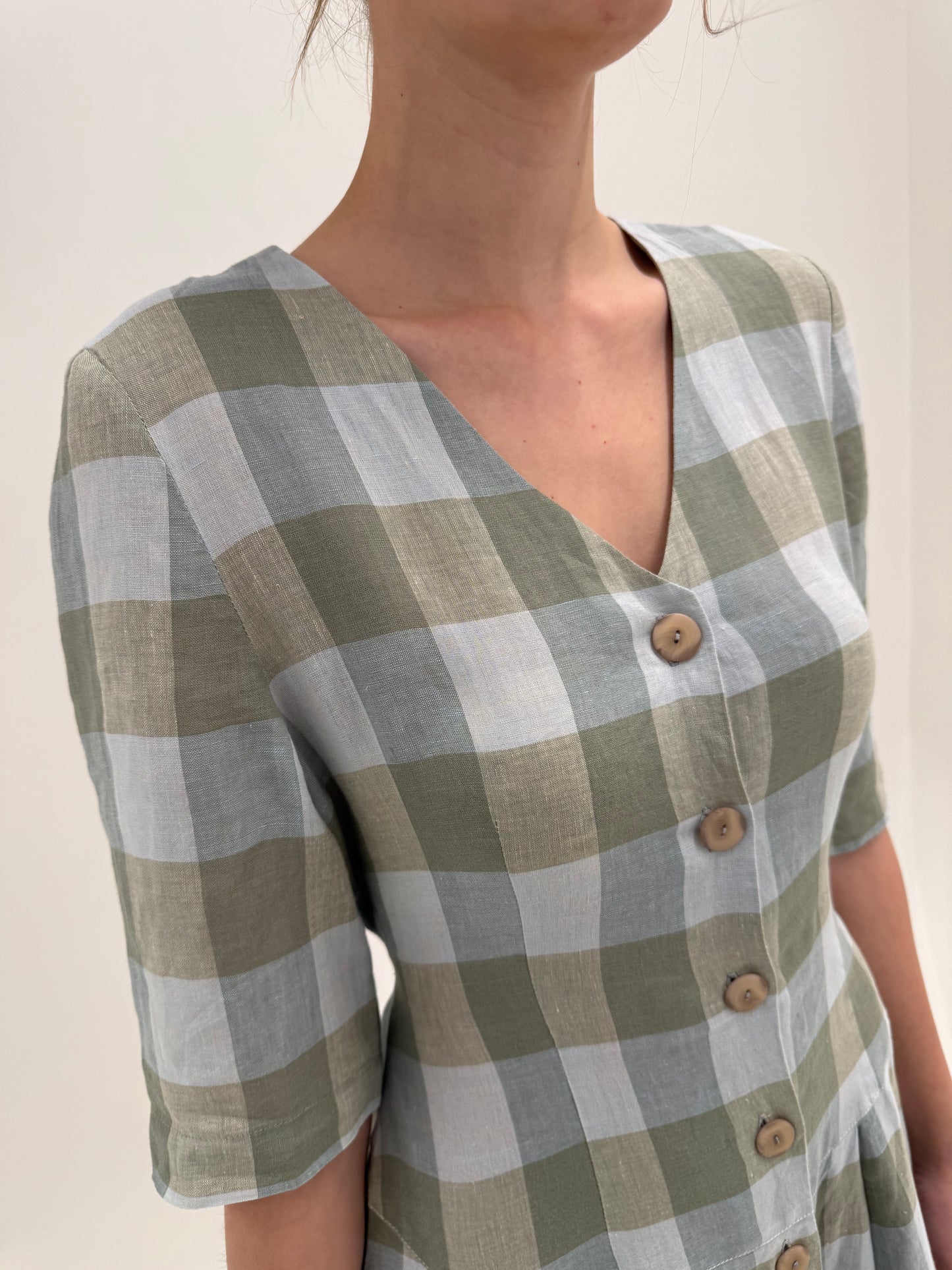 Rochie maxi din pânză de mătase naturală și în cu talie marcată în culori pudrate