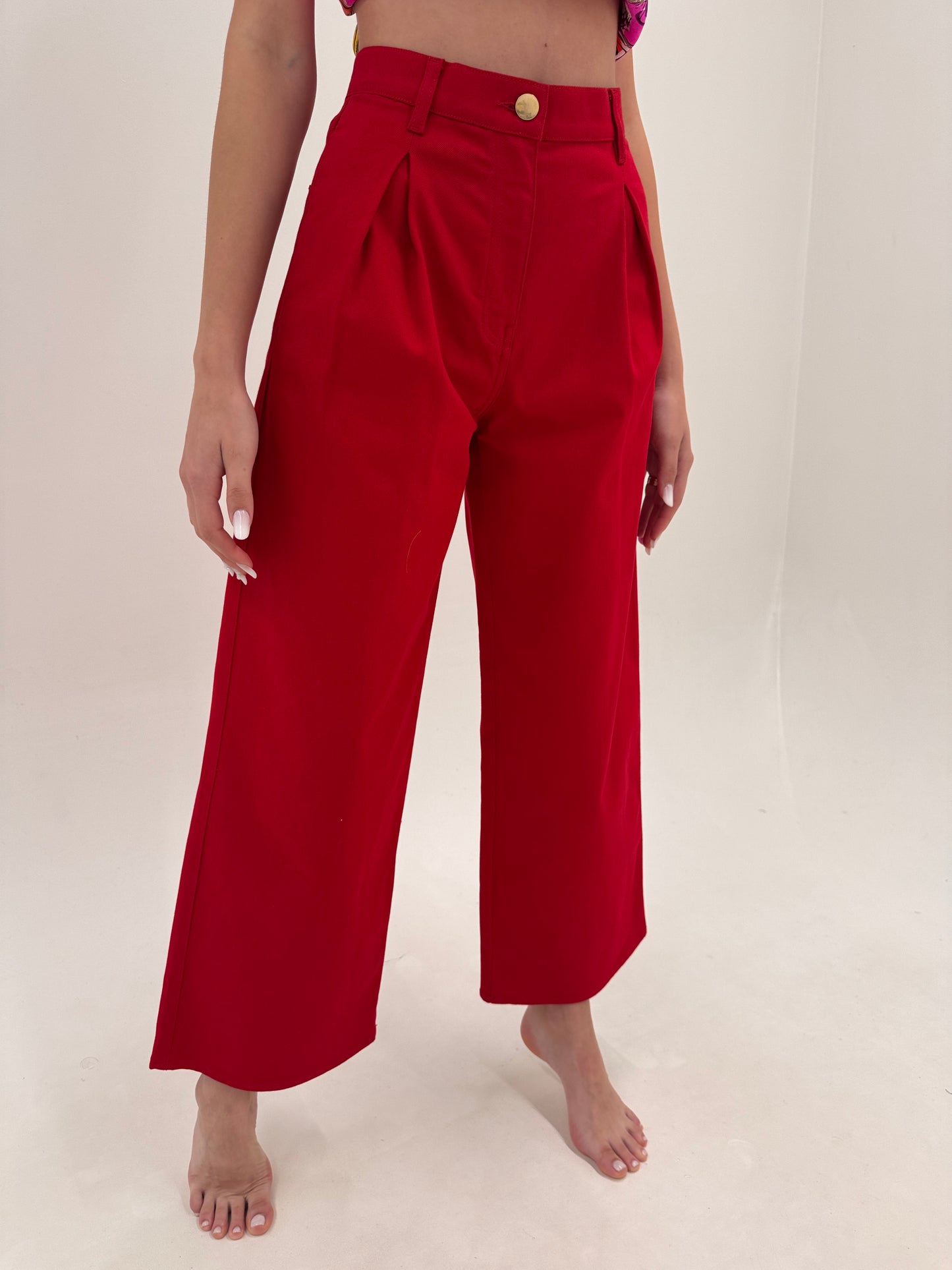 Pantaloni Valentino palazzo cu pense colecția capsula Rouge absolute
