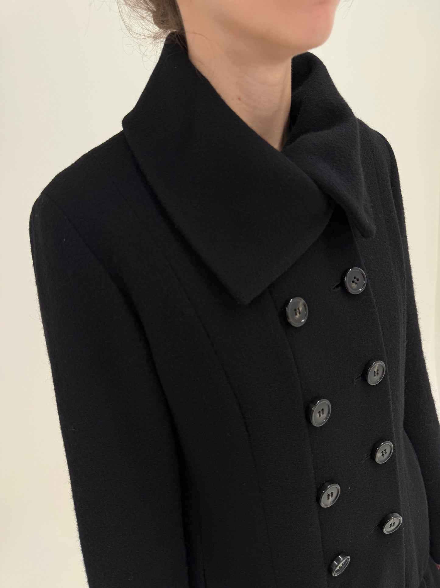 Palton Max Mara negru din lana extrafina în croi deosebit