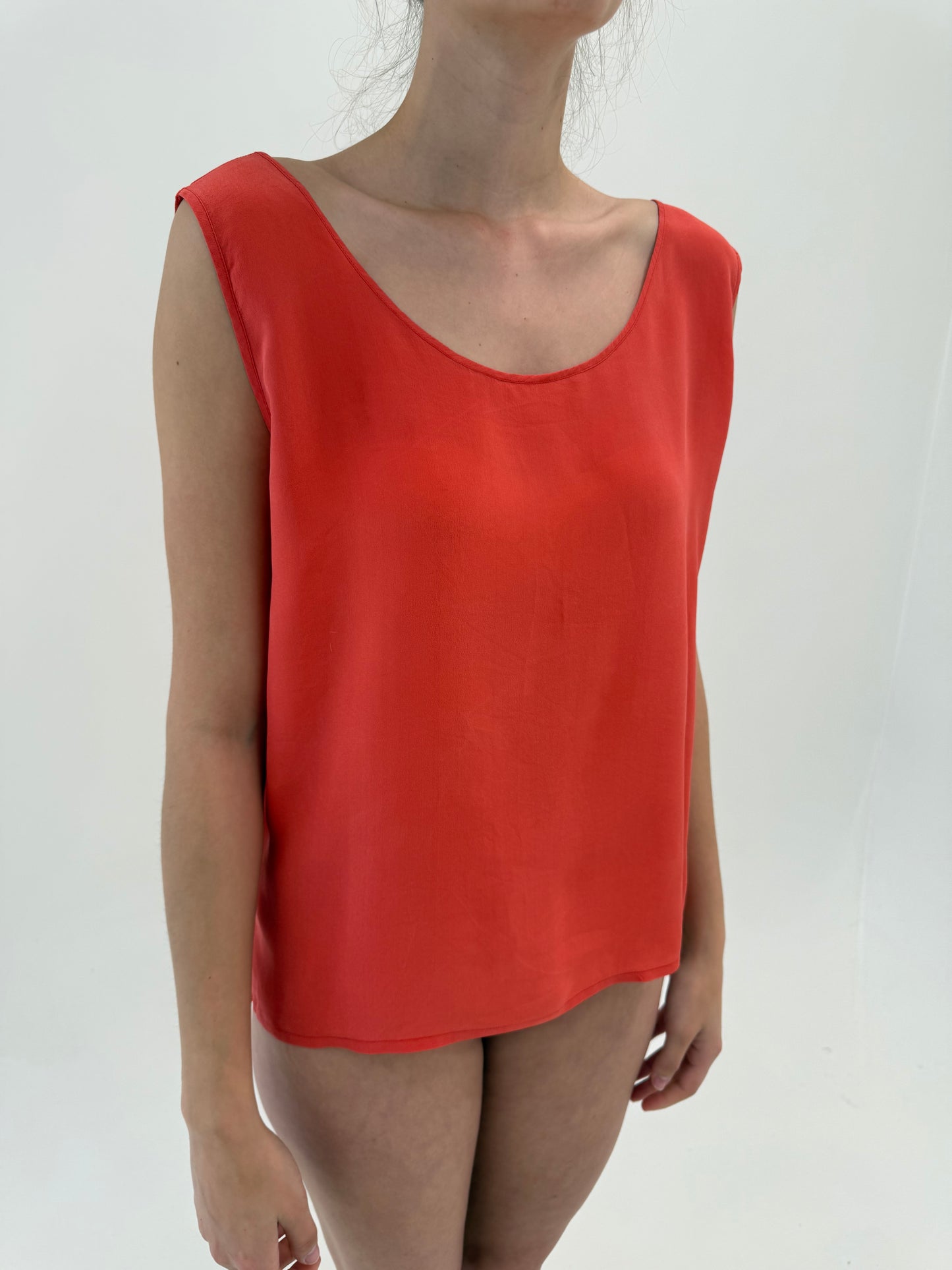 Top coral red din mătase naturală in croi minimalist
