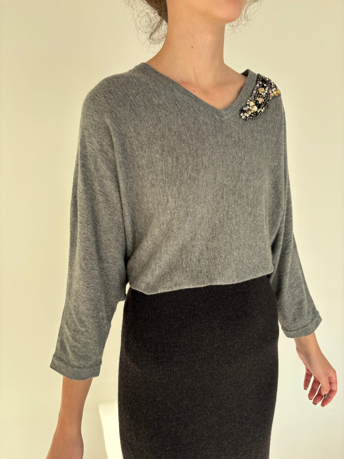 Pulover în croi tip capa din lana merino extrafina cu aplicații