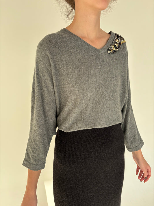 Pulover în croi tip capa din lana merino extrafina cu aplicații