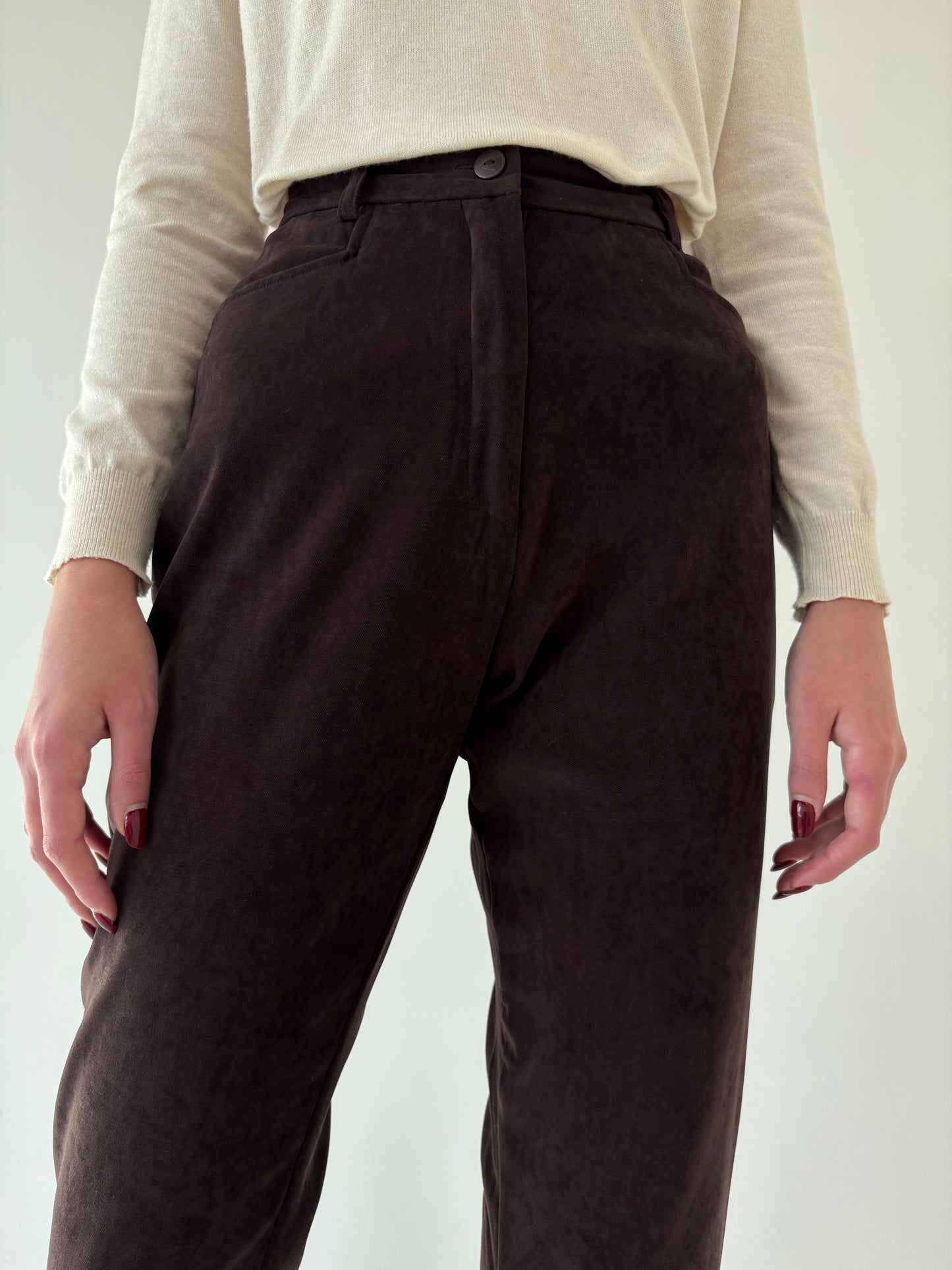 Pantaloni țigaretă chocolate brown cu talie ultra înaltă și aspect de piele întoarsă