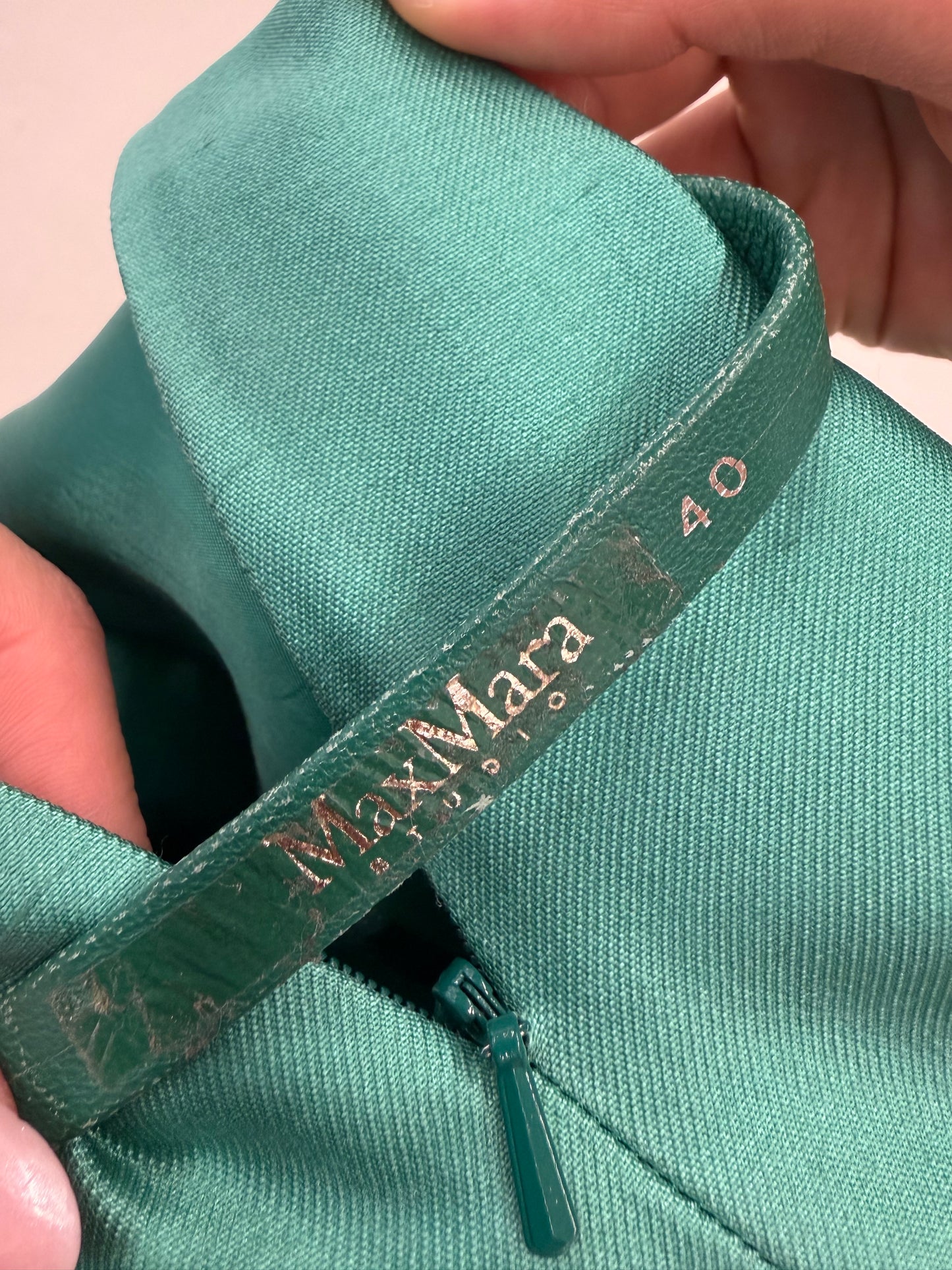 Rochie Max Mara de la business la cocktail din mătase naturală plină cu curea din piele
