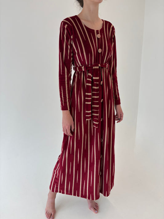 Rochie maxi din catifea burgundy cu dungi verticale camel și talie marcată