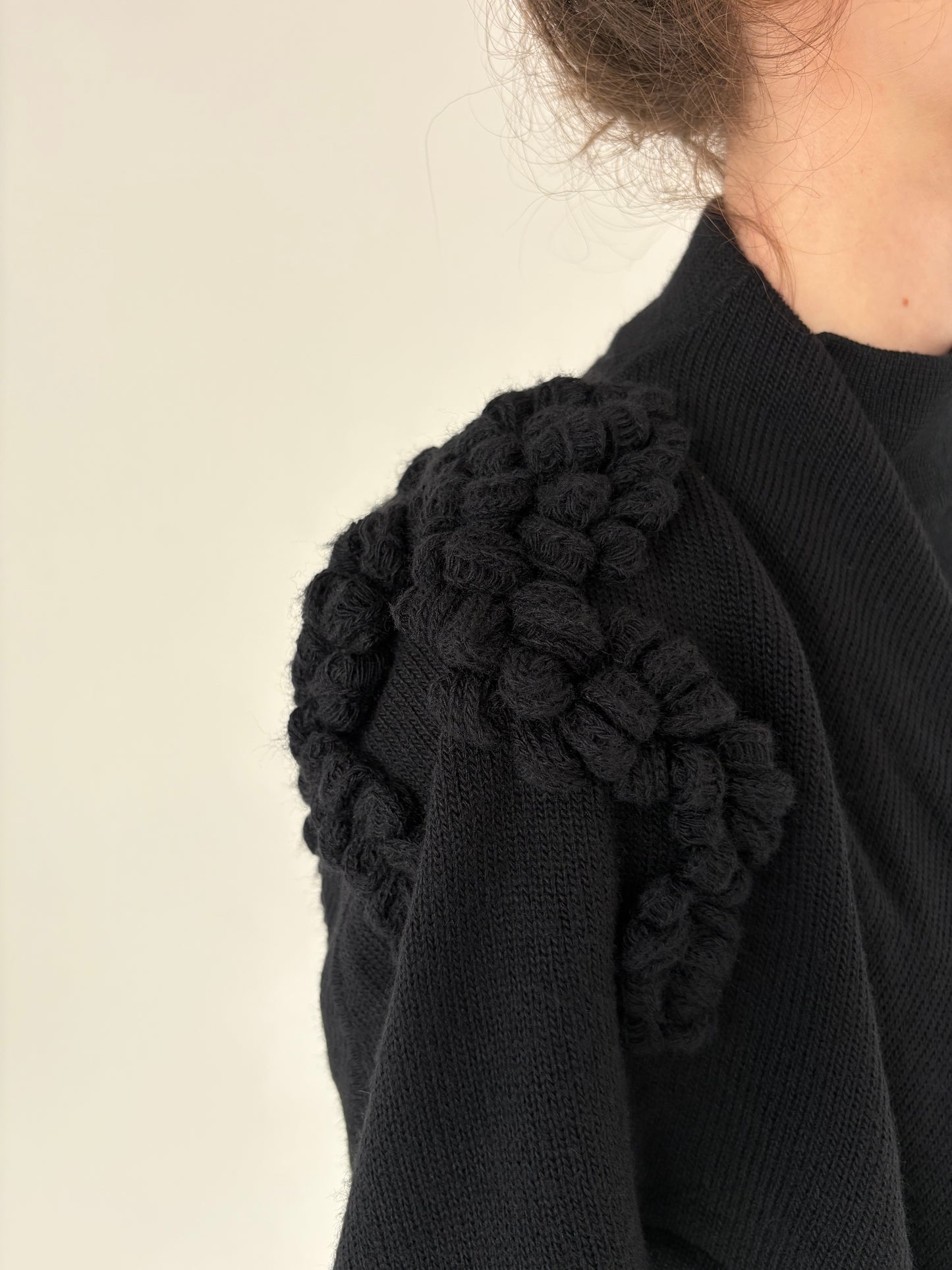 Capă neagră italiană cu aplicație 3D din lana extrafina