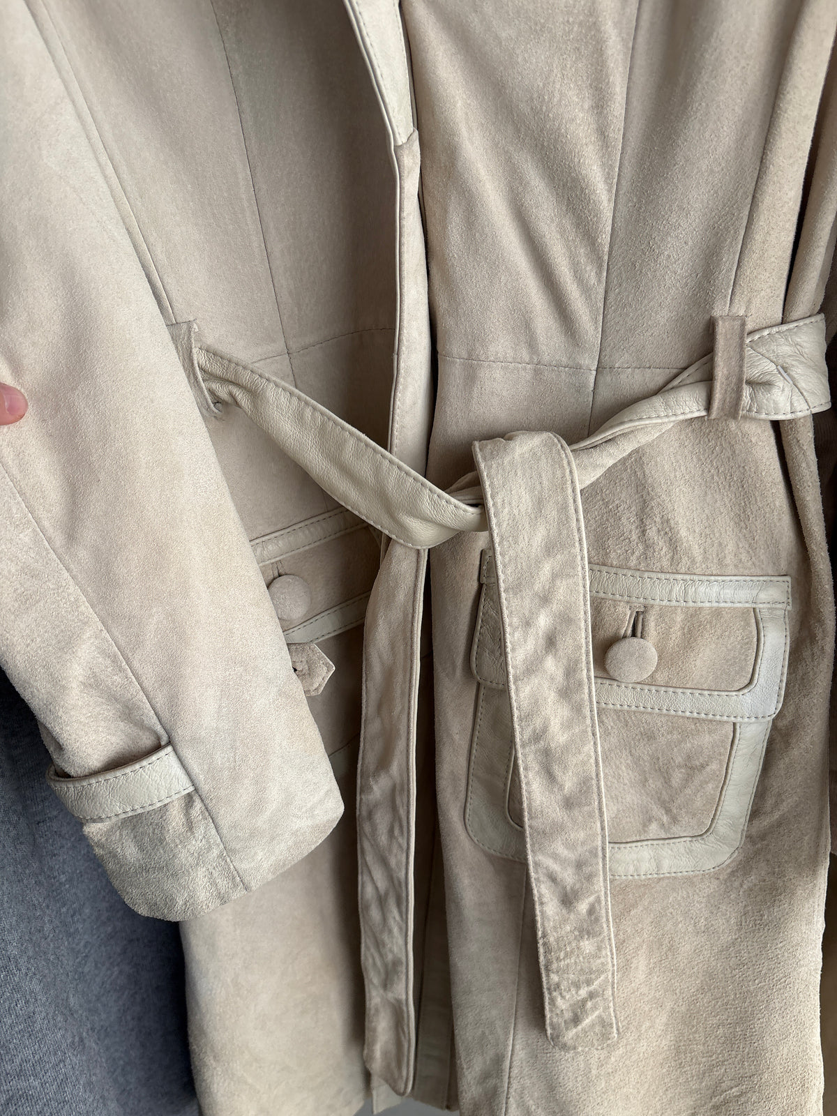 Trench off white din piele naturală întoarsă cu paspoal din piele naturală și cordon