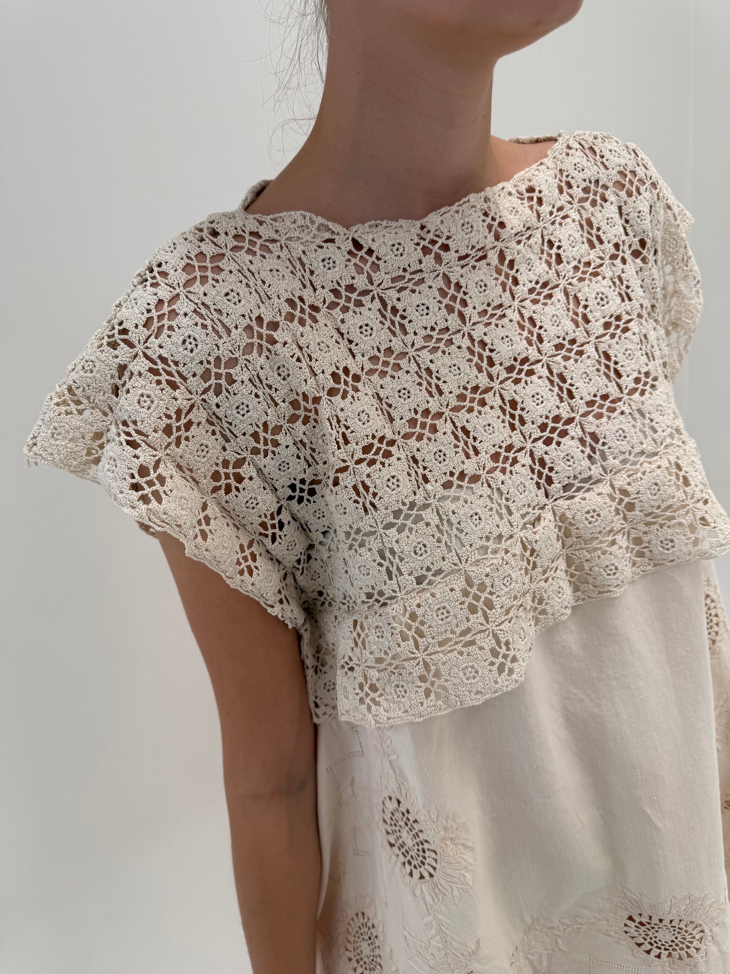 Rochie maxi bijuterie cu broderie manuală și macrame lucrat manual din pânză de in