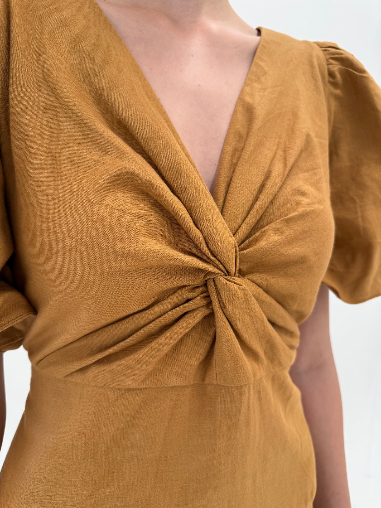 Rochie mustard din pânză de in și bumbac cu bust fronsat și mâneci ușor bufante