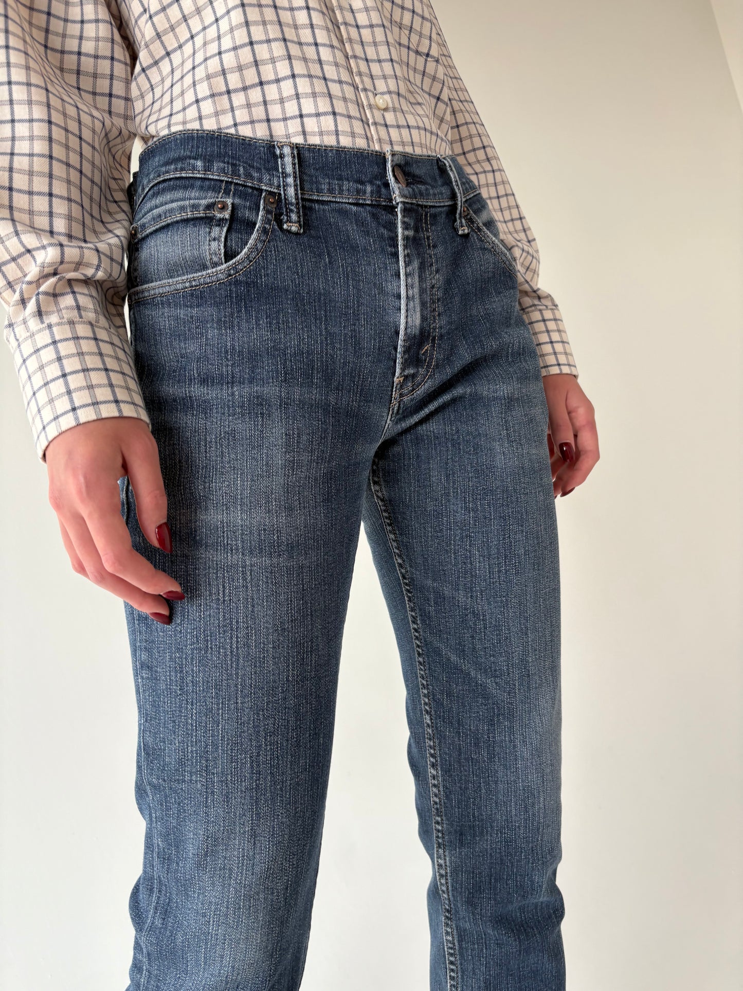 Jeans vintage Levi’s anii 2000 model 511 ușor modelatori