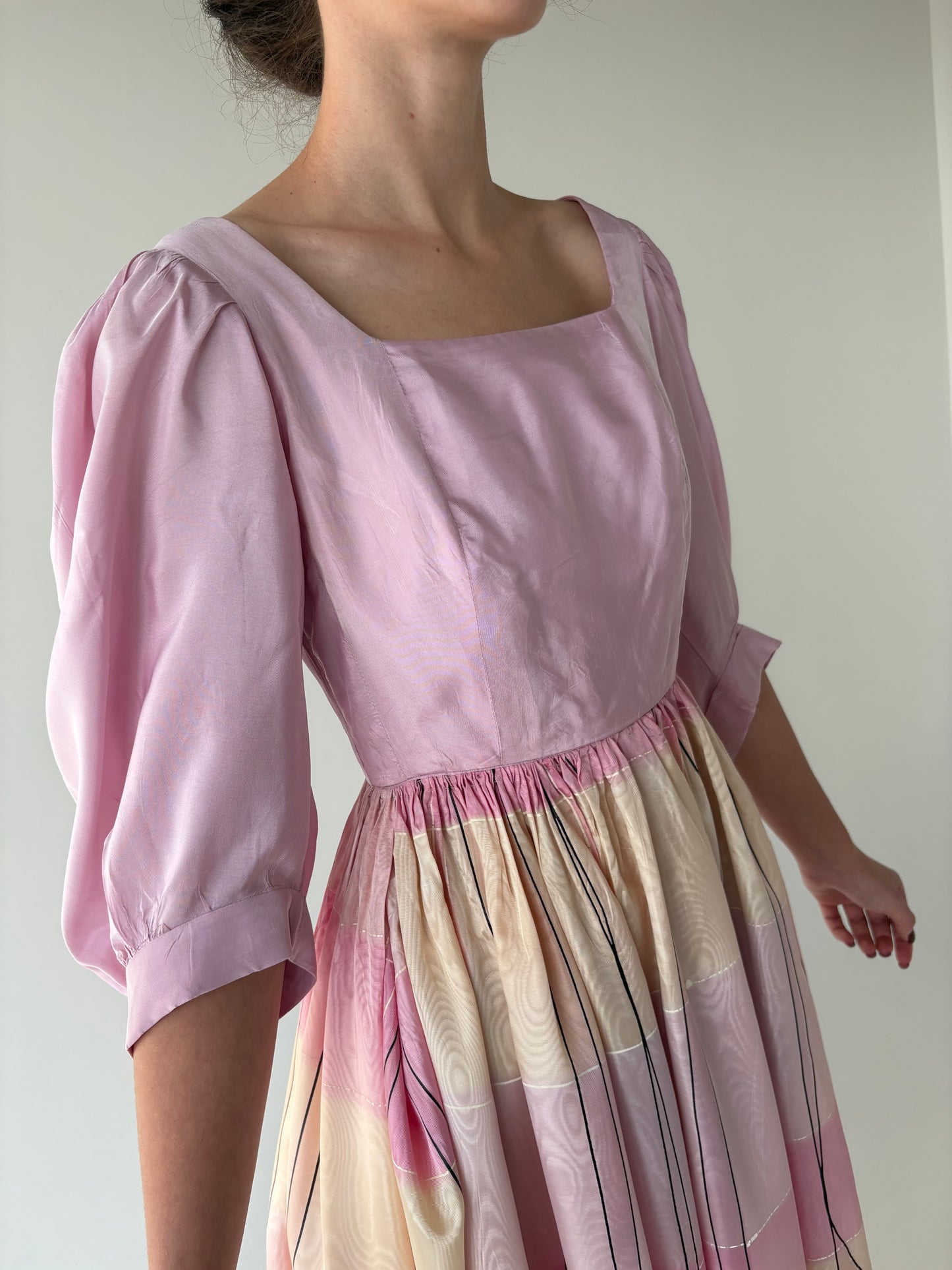 Rochie old vintage din anii 70 în culori pudrate cu corsaj din tafta
