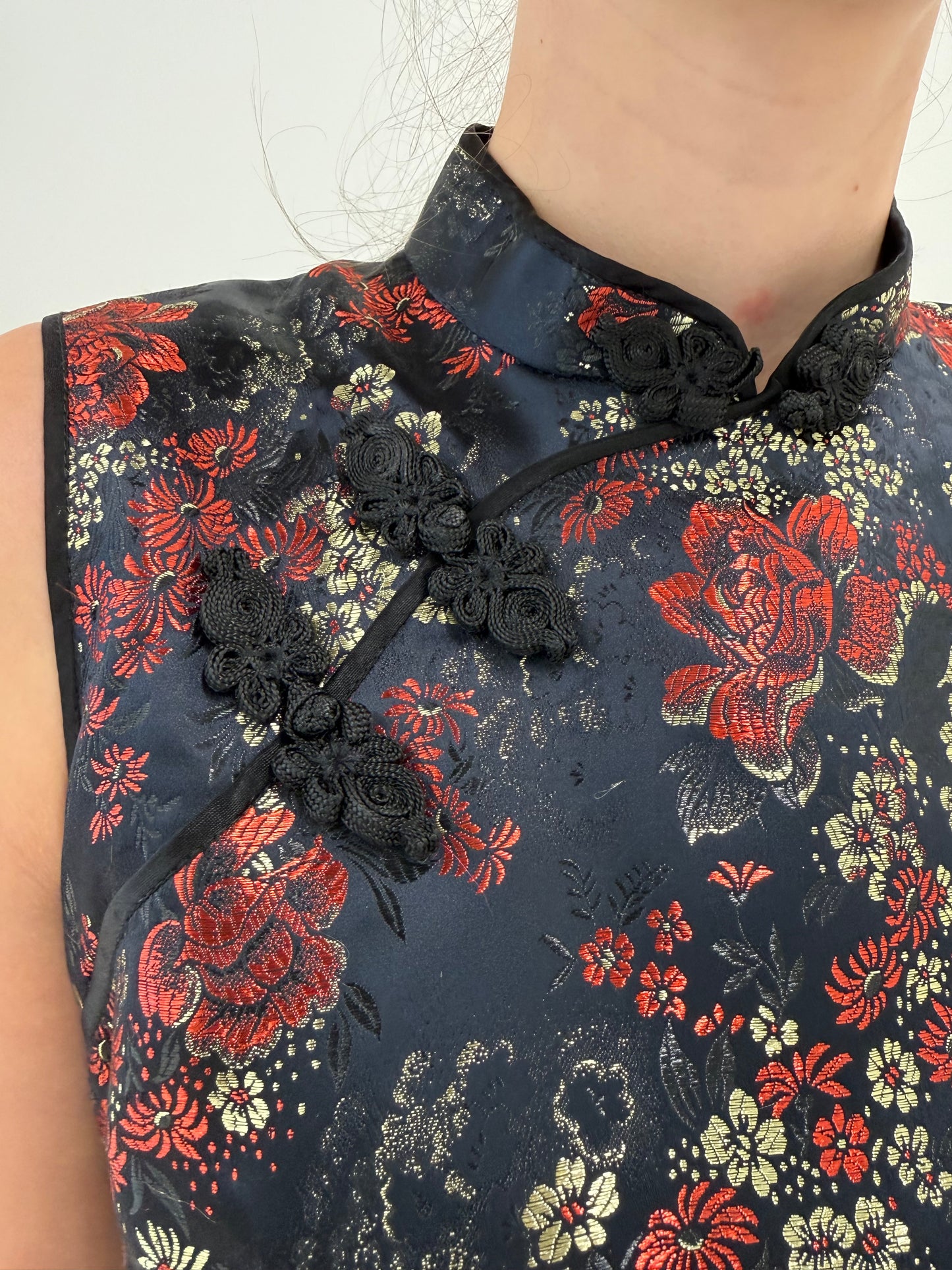 Rochie neagră din jacquard de mătase naturală cu influențe asiatice