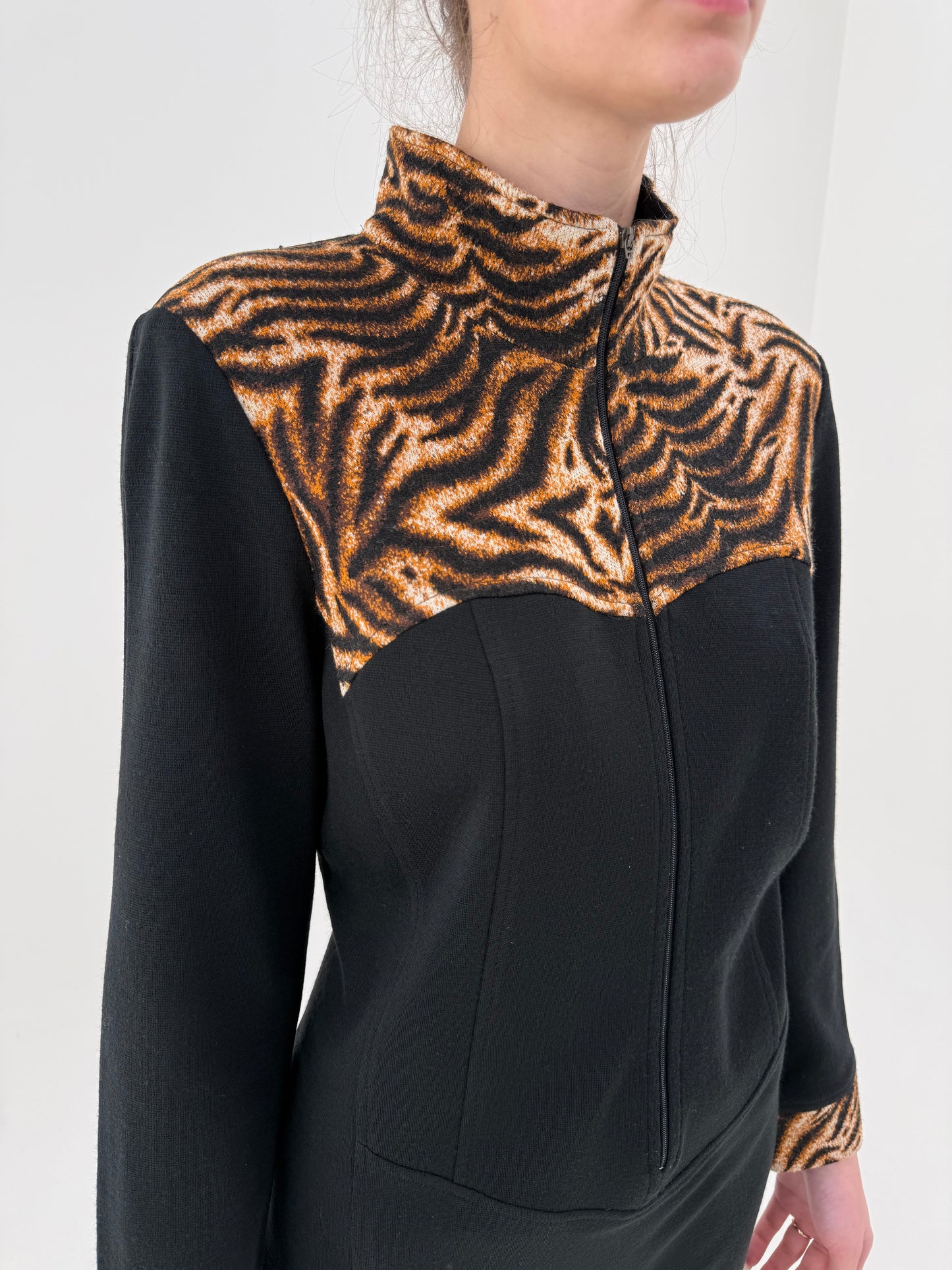 Rochie vintage cu animal print și influențe casual din jerse negru