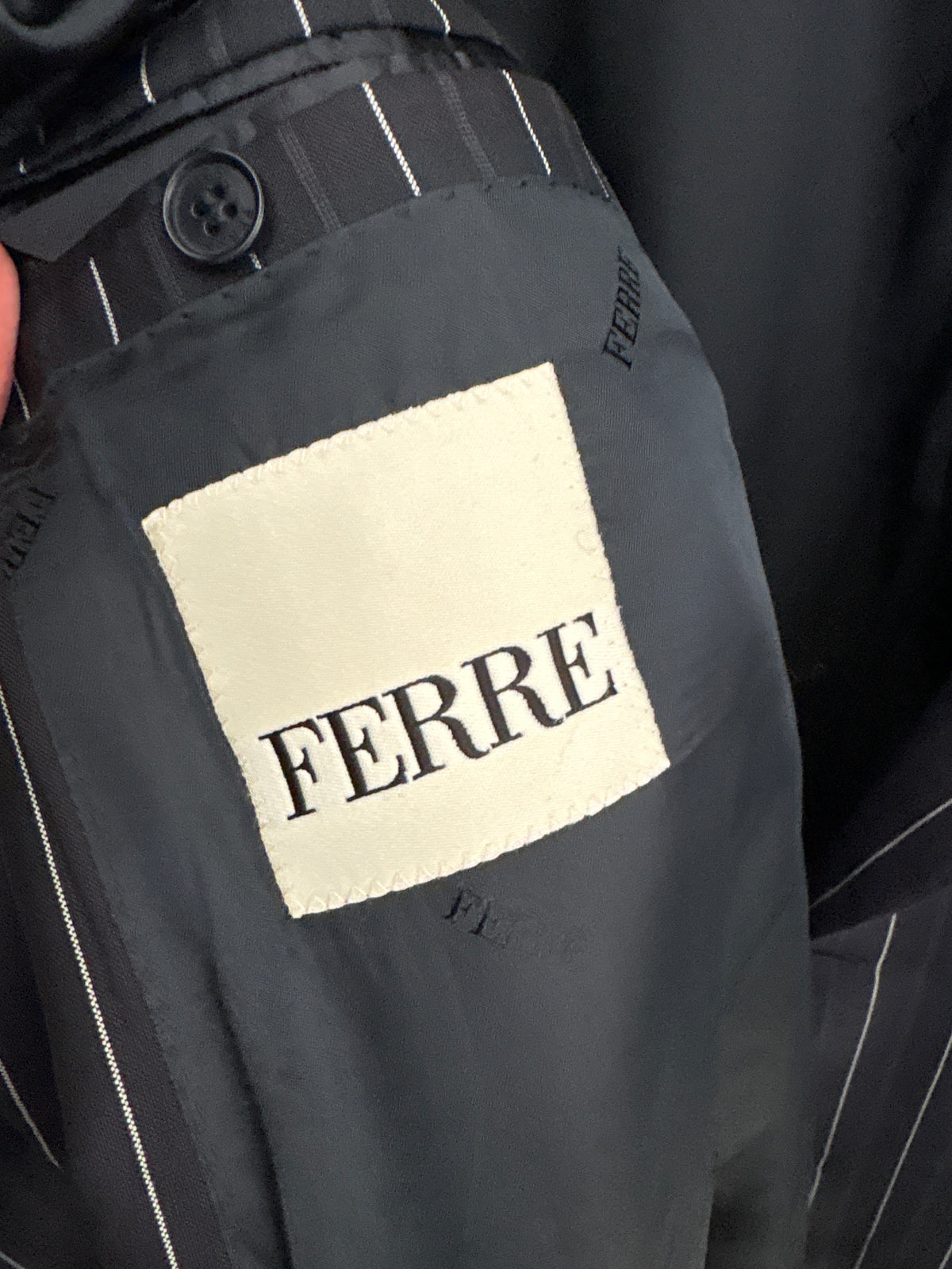 Costum luxury Gianfranco Ferre din lana extrafina și mătase naturală în dungi fine verticale