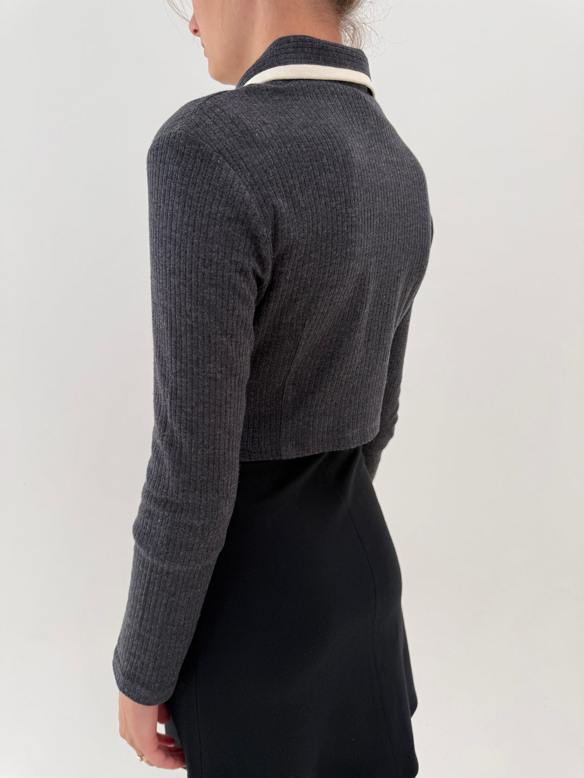 Jacheta / cardigan din mix de lana extrafina ribbed cu inserții ivoire în croi cropped cambrat
