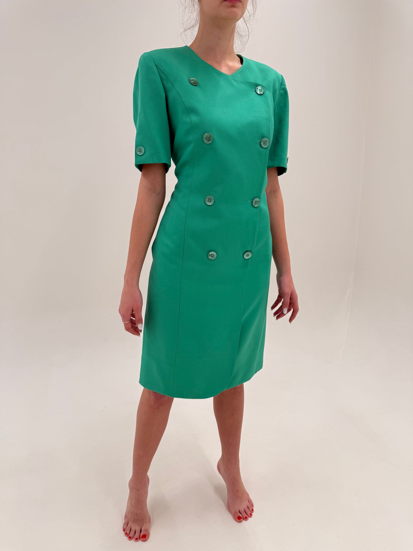 Rochie verde smarald tip sacou midi cu închidere dublă