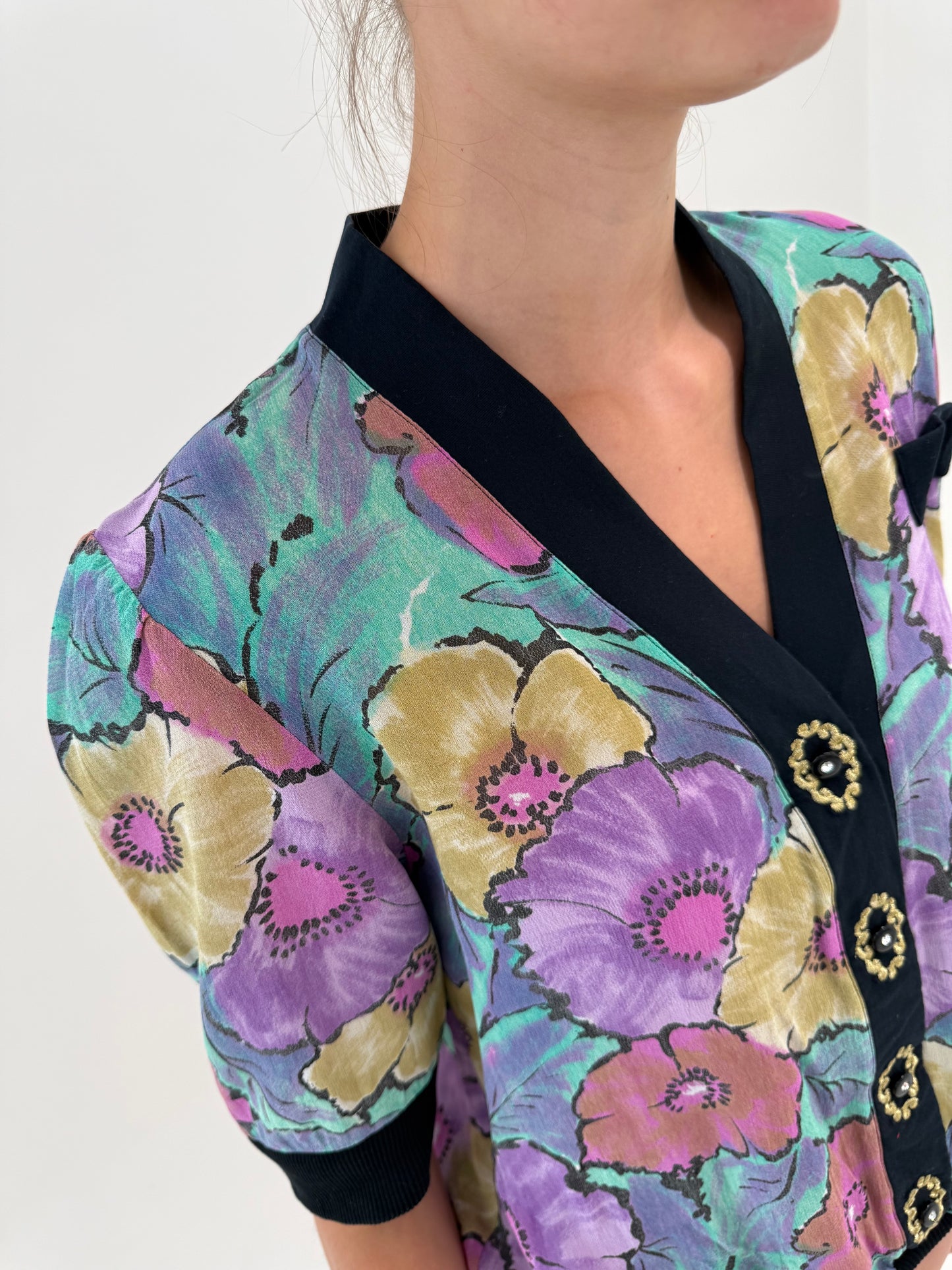 Top vintage cu nasturi bijuterie și croi în stil Gucci super vaporos