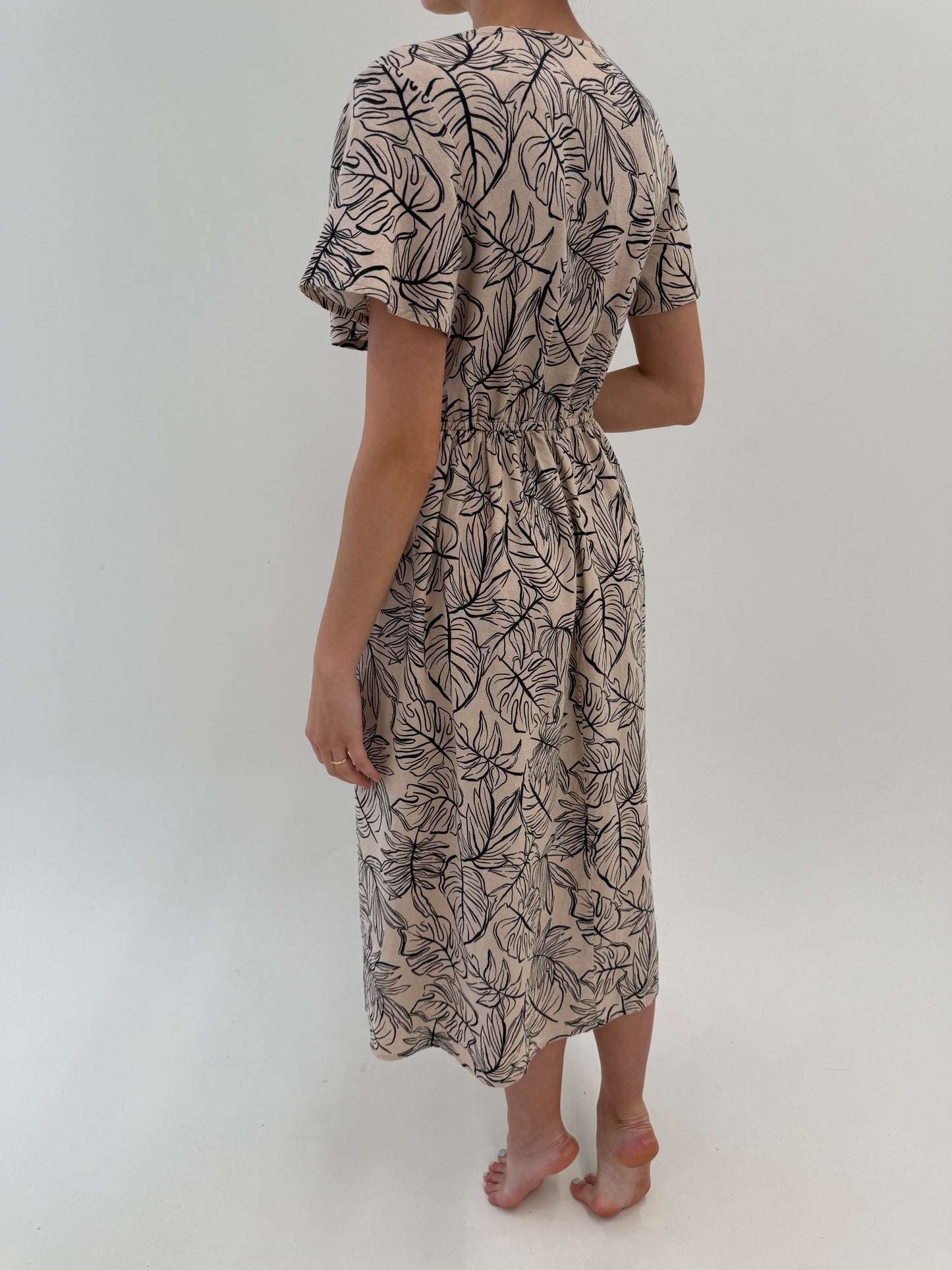 Rochie maxi nude din pânză de in și vascoza cu buzunare și print organic
