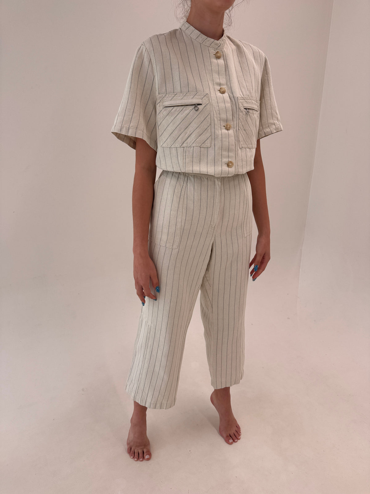 Costum din pânză excepțională de in în dungi fine și croi minimalist