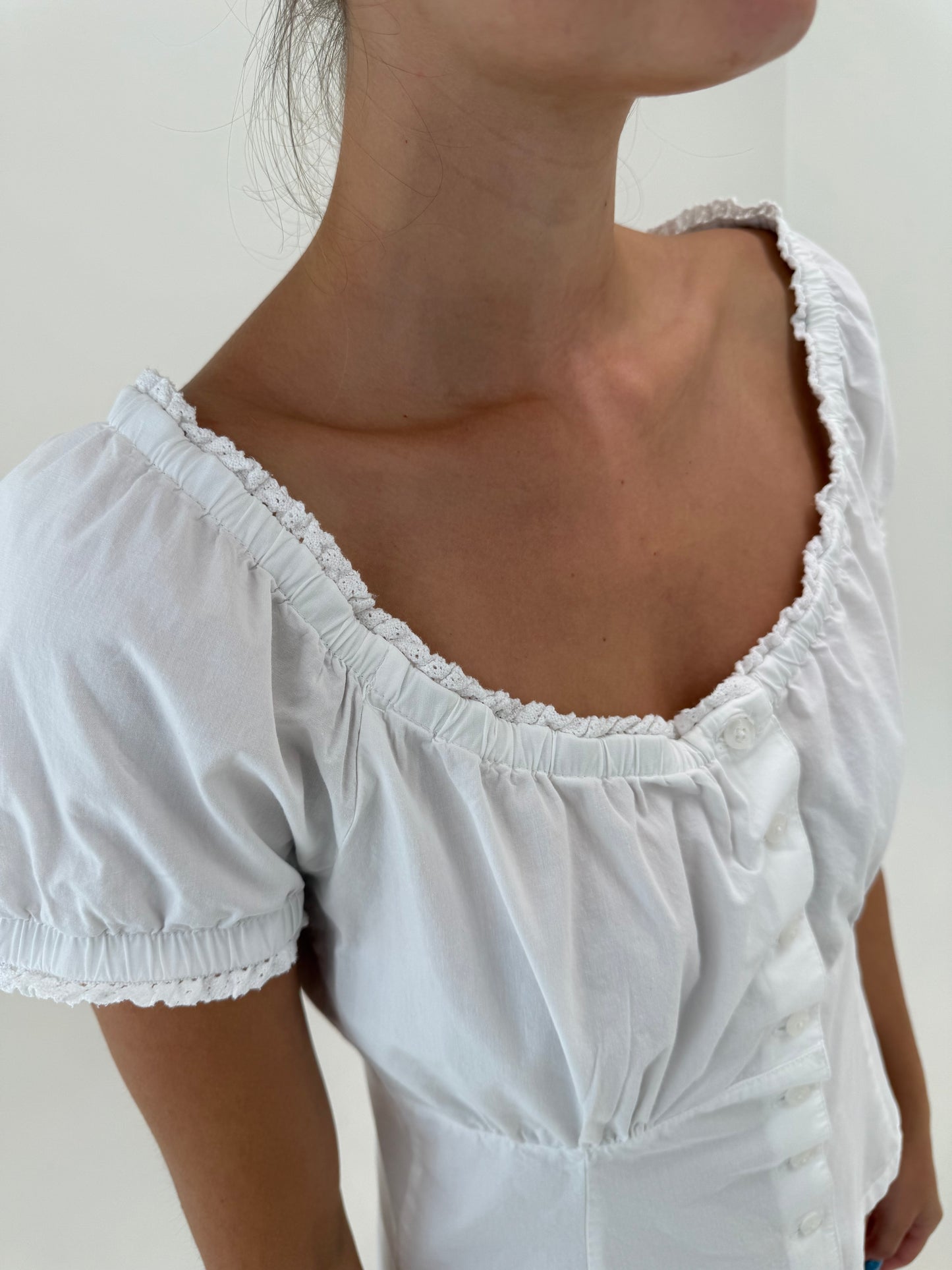 Top vintage cambrat cu decolteu elastic și bust drapat cu mânecuțe bufante