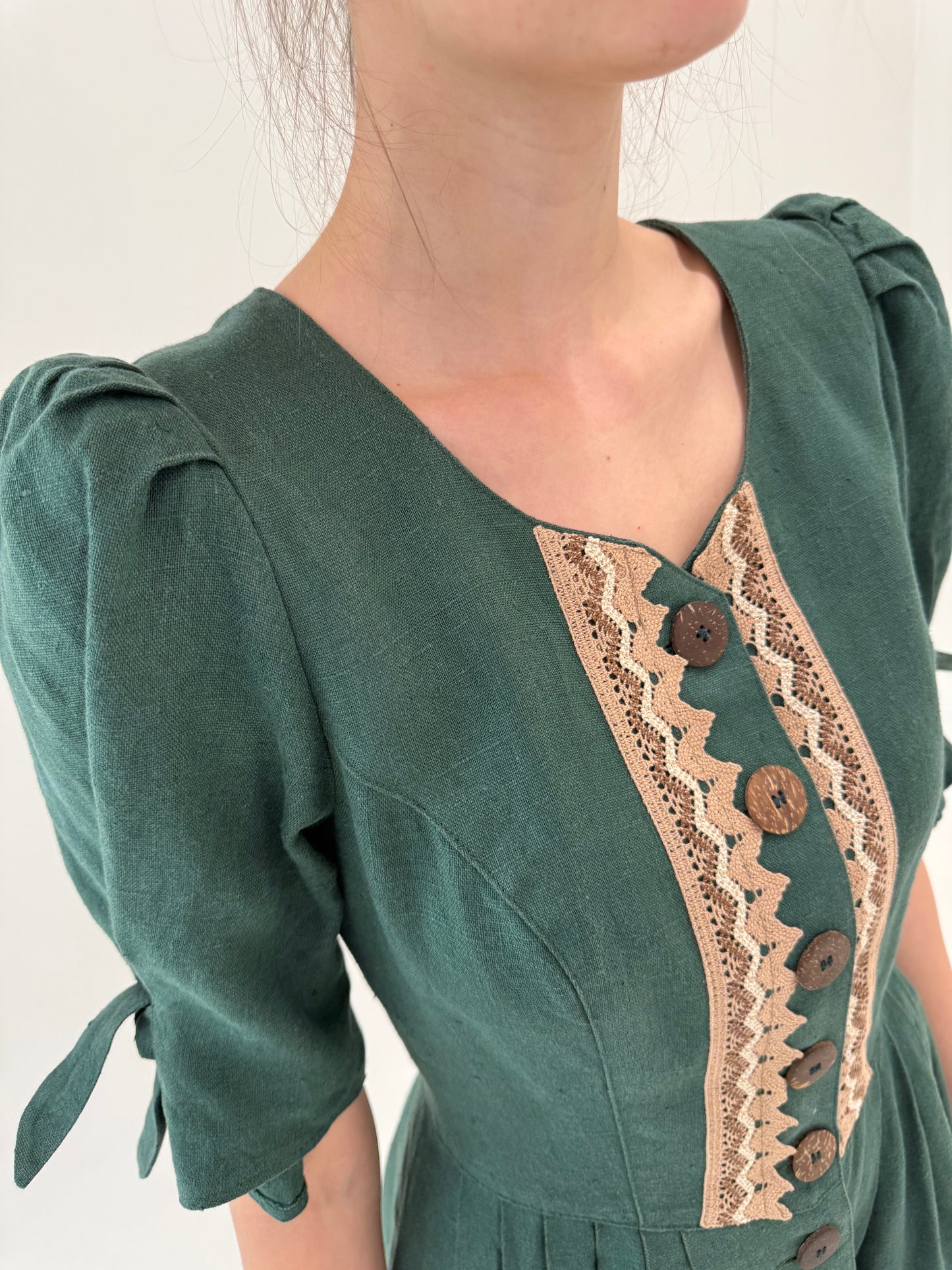 Rochie vintage cu corsaj din pânză grea de in forest green cu dantelă macrame