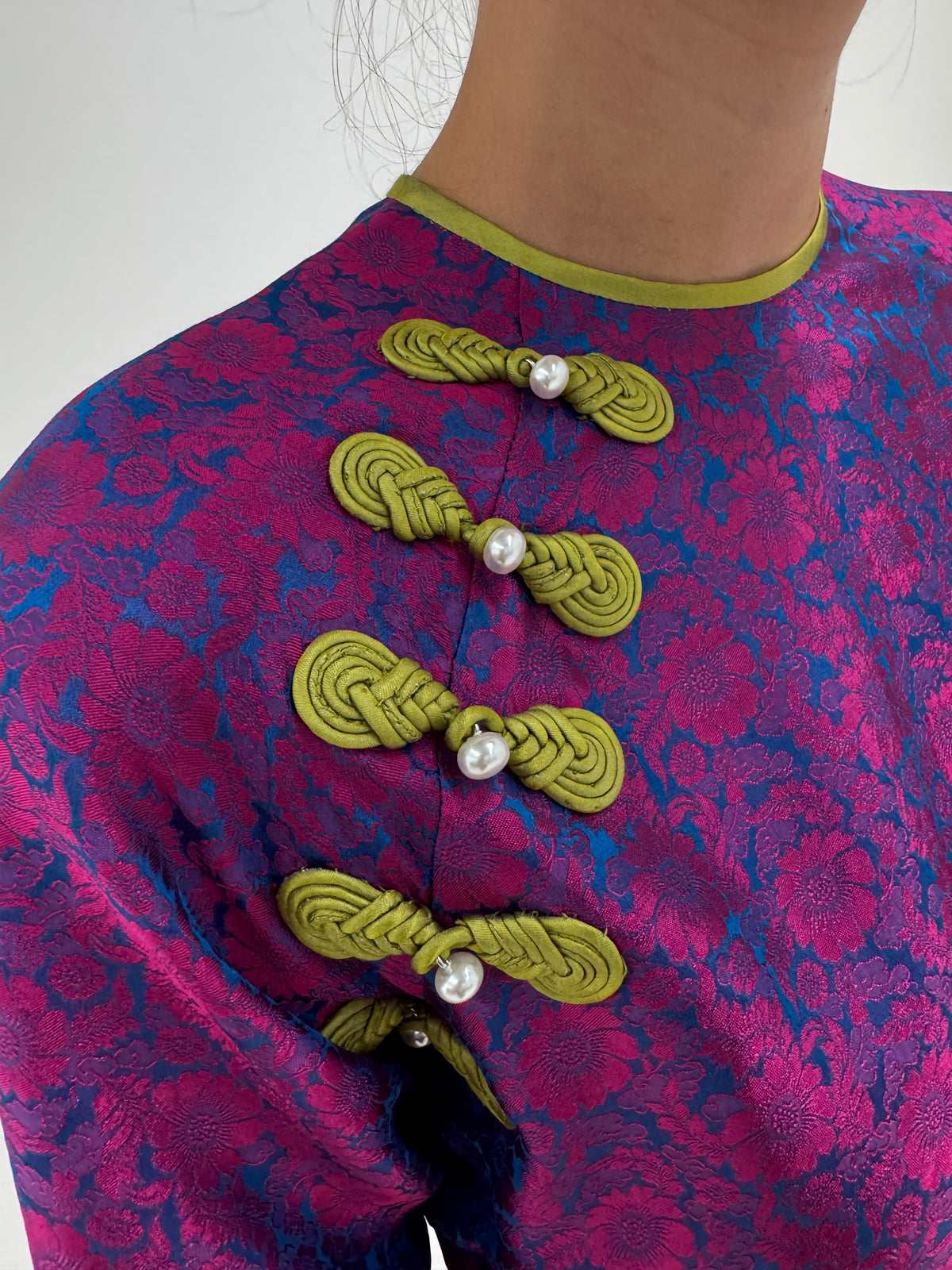 Rochie maxi cu influențe asiatice din jacquard de mătase naturală în culori tari