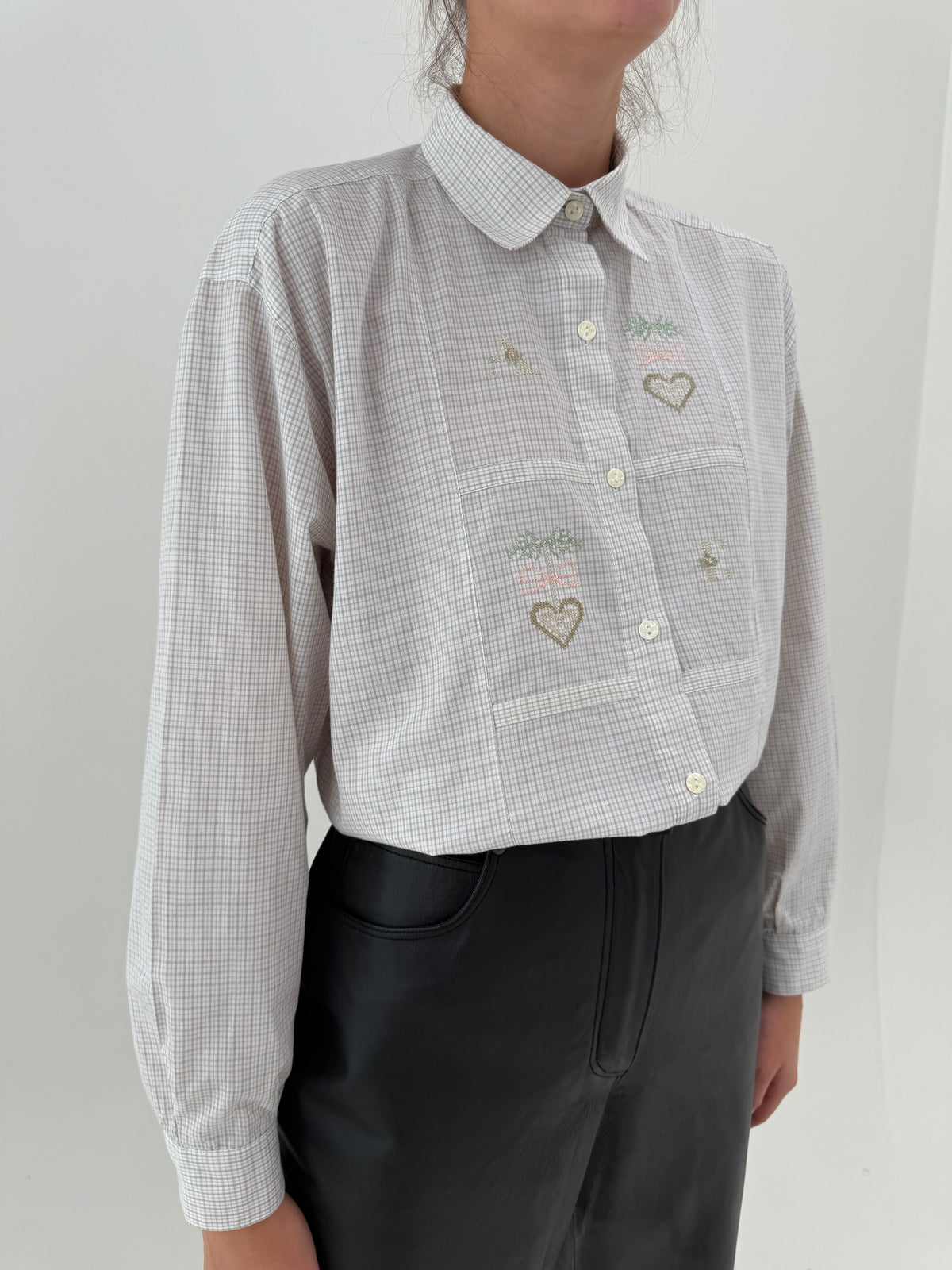Cămașa vintage în carouri fine din bumbac cu broderie delicată