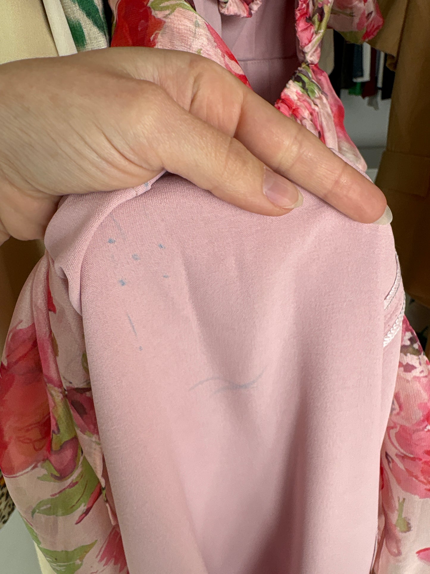 Rochie powder Pink in croi de ani 50 din mătase naturală cu bust si talie elastică