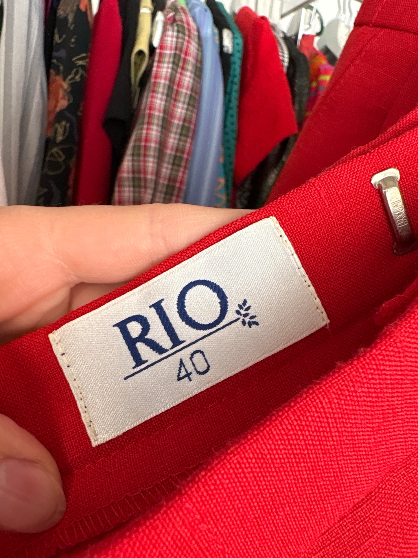 Costum roșu tare din pânză cu închidere dublă și pantaloni cu pense
