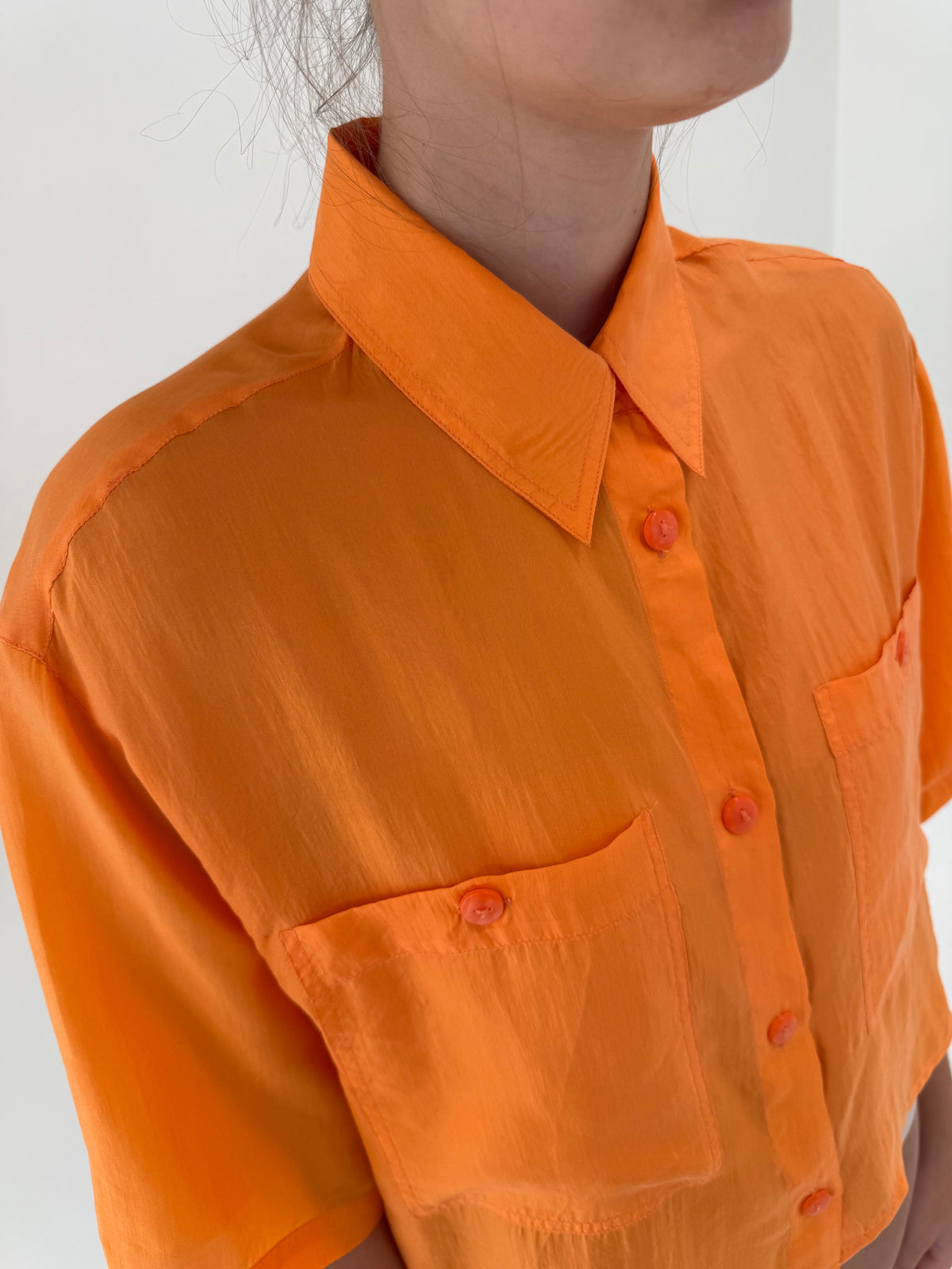 Cămașa oranj din mătase naturală in croi lejer retro modern ușor cropped