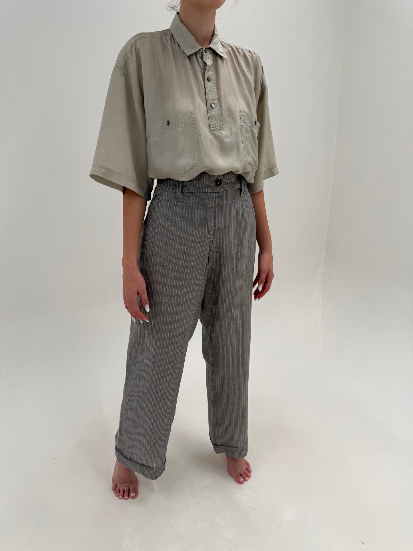 Pantaloni tall warm gray din pânză de in cu pense și dungi fine verticale