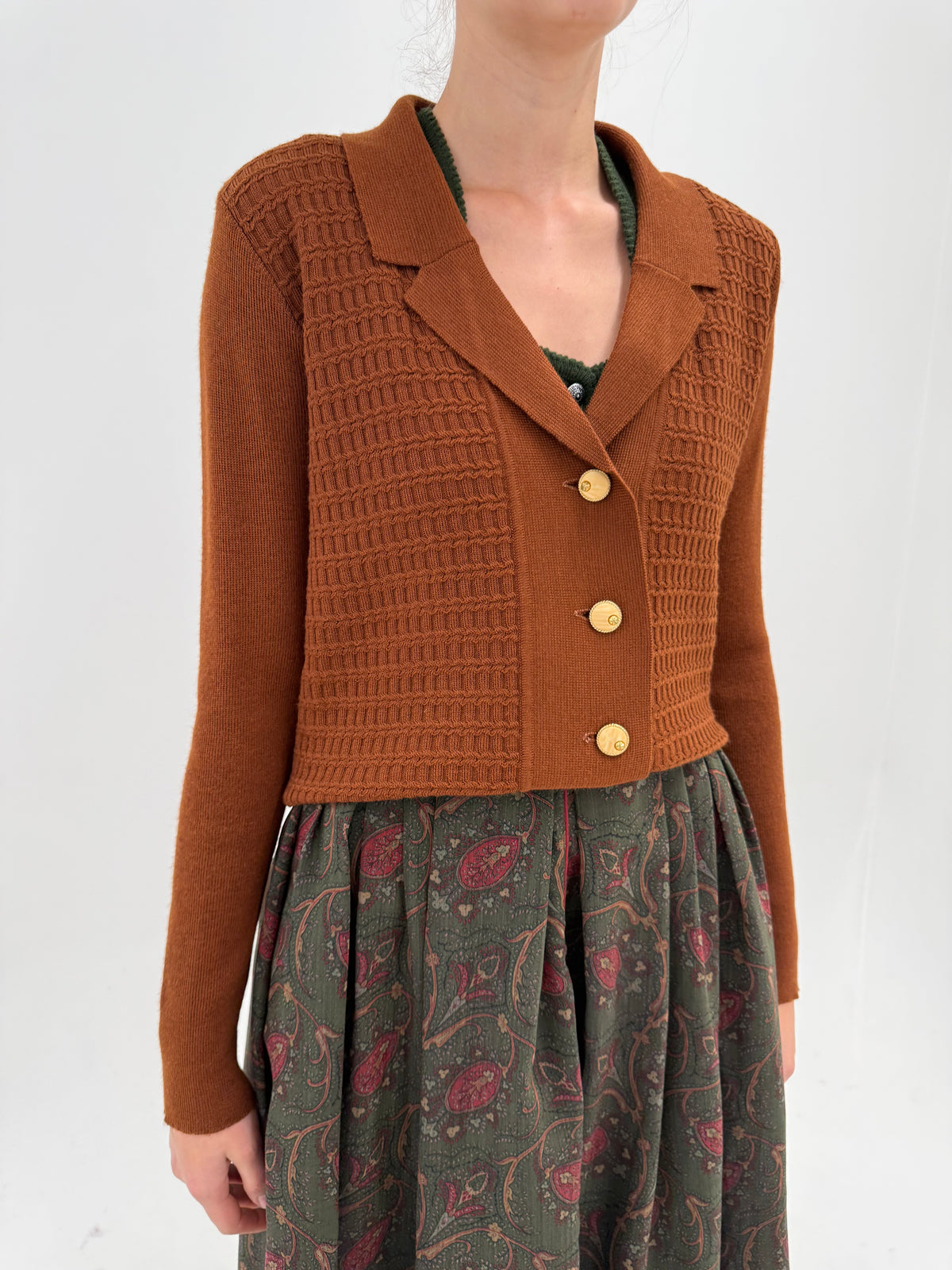 Cardigan vintage tip sacou caramel brown cu nasturi aurii și textura geometrică