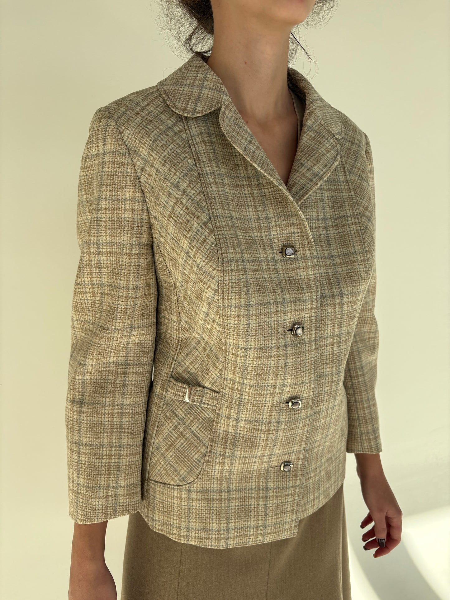 Sacou old vintage anii 70 din lana pura certificată în nuanțe de nude și baby blue