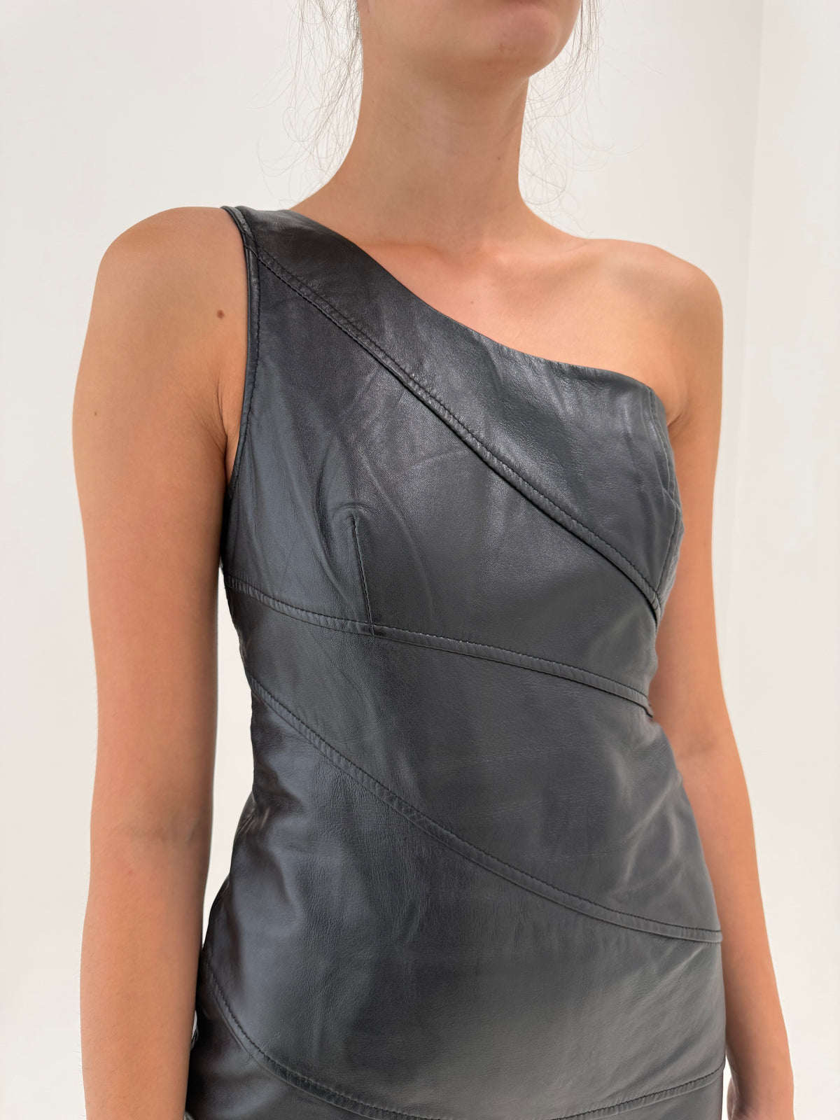 Rochie din piele naturală extra moale și fină bodycon în croi asimetric