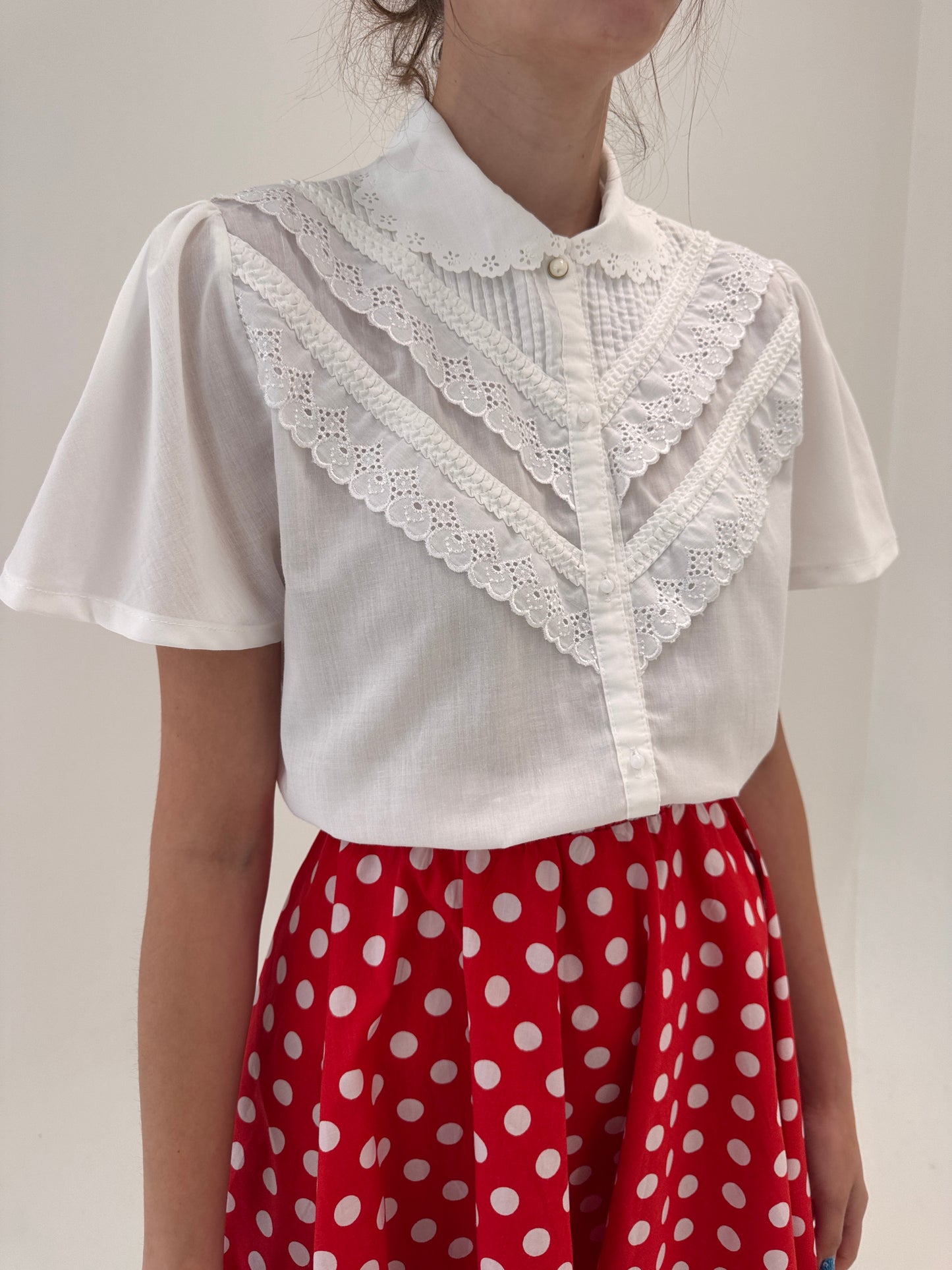Cămașa vintage cu broderie anglaise și guler Peter Pan din panzica de bumbac