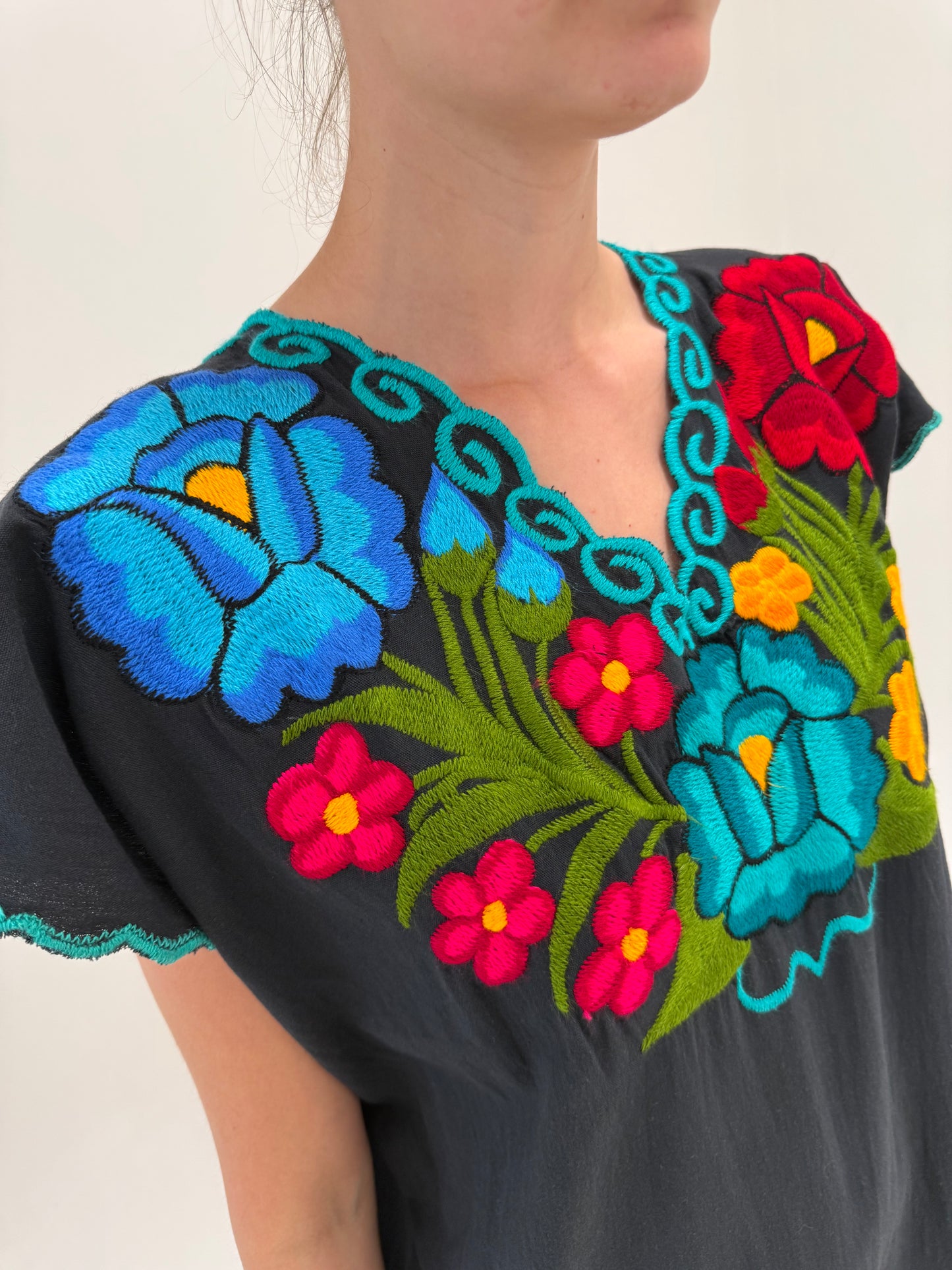 Rochie neagră tip kaftan din pânză cu broderie excepțională în culori tari