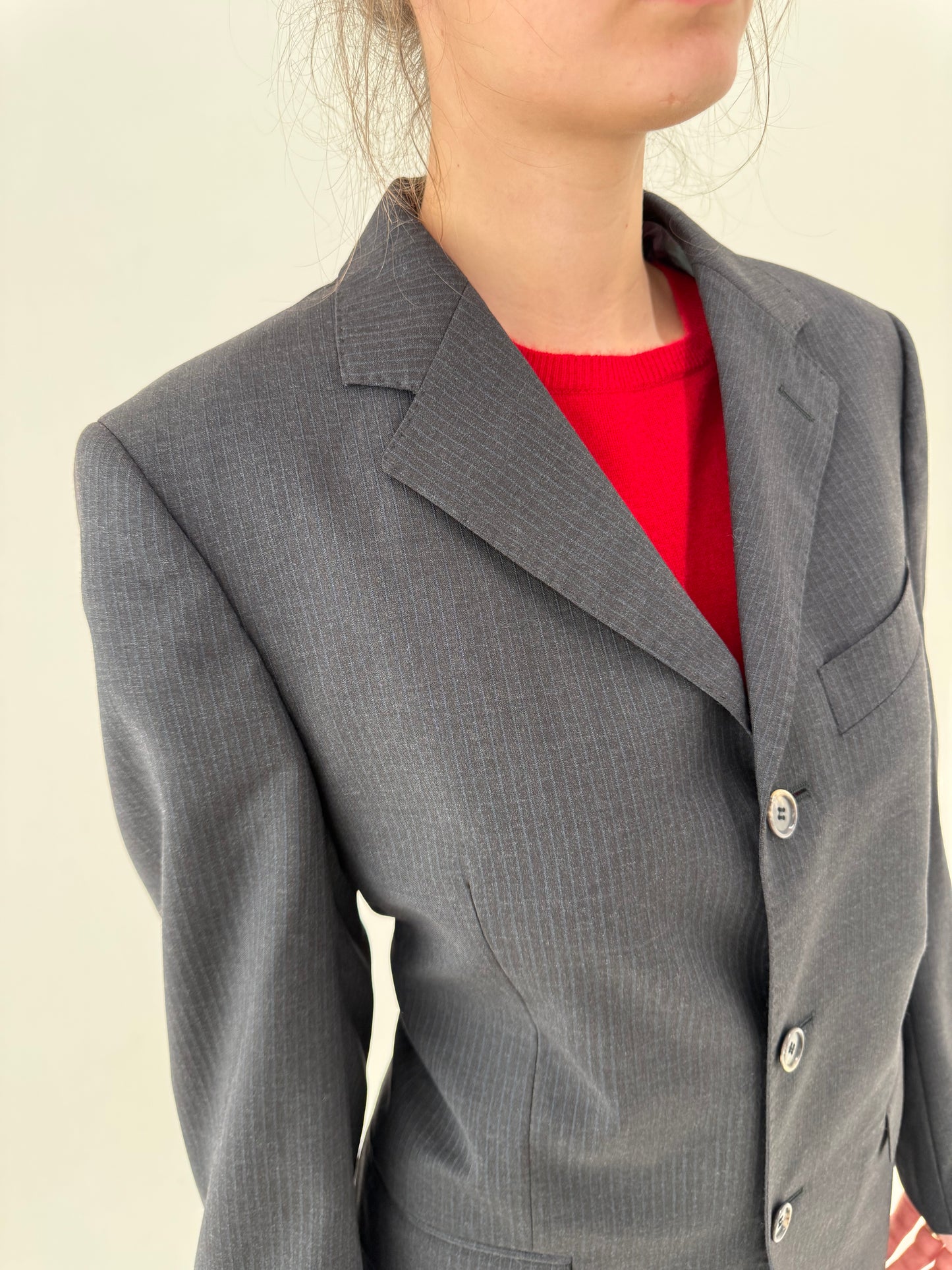 Costum italian cu dungi fine baby blue din lana subțire extrafina în croi actual