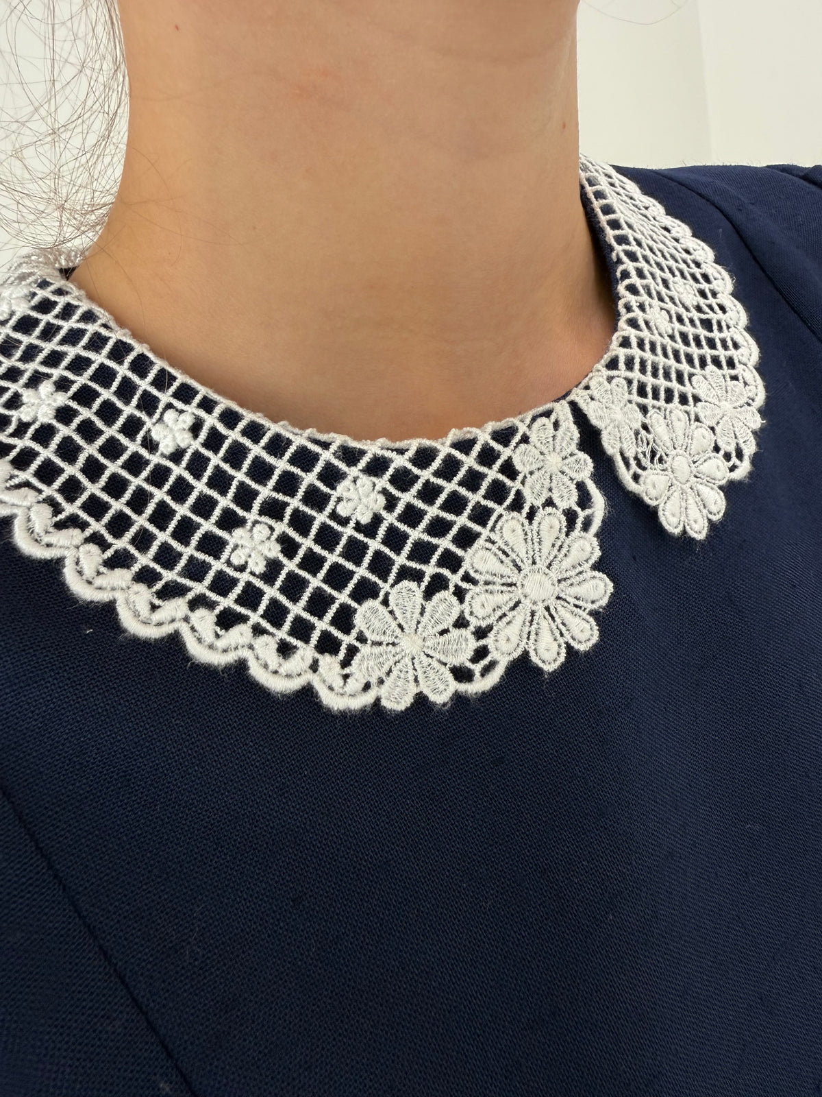 Rochie vintage din lana extrafina cu guler macrame fin lucrat manual și cordon