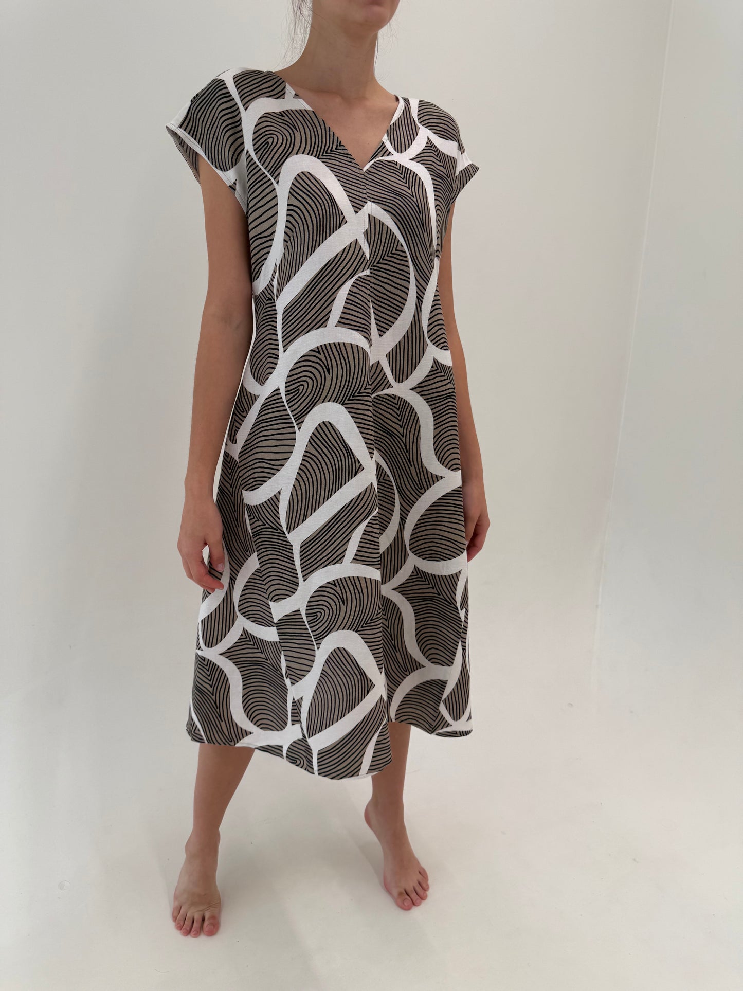Rochie din pânză de in în croi minimalist și print actual