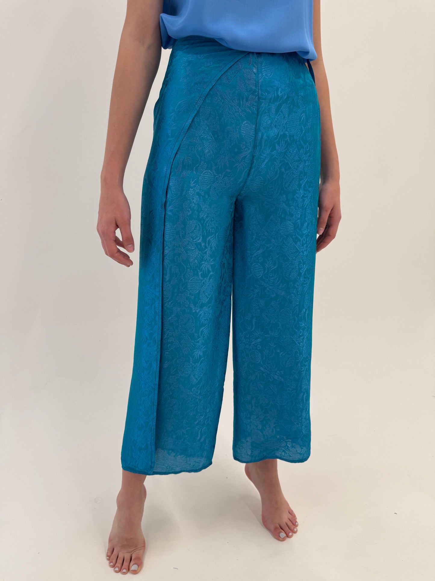 Pantaloni petrecuți cu influențe asiatice din țesătură ușor perlata de mătase naturală