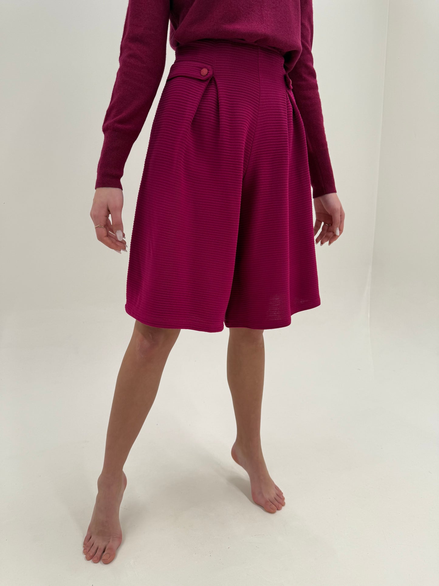 Pantaloni magenta cu talie extrem de înaltă și pense