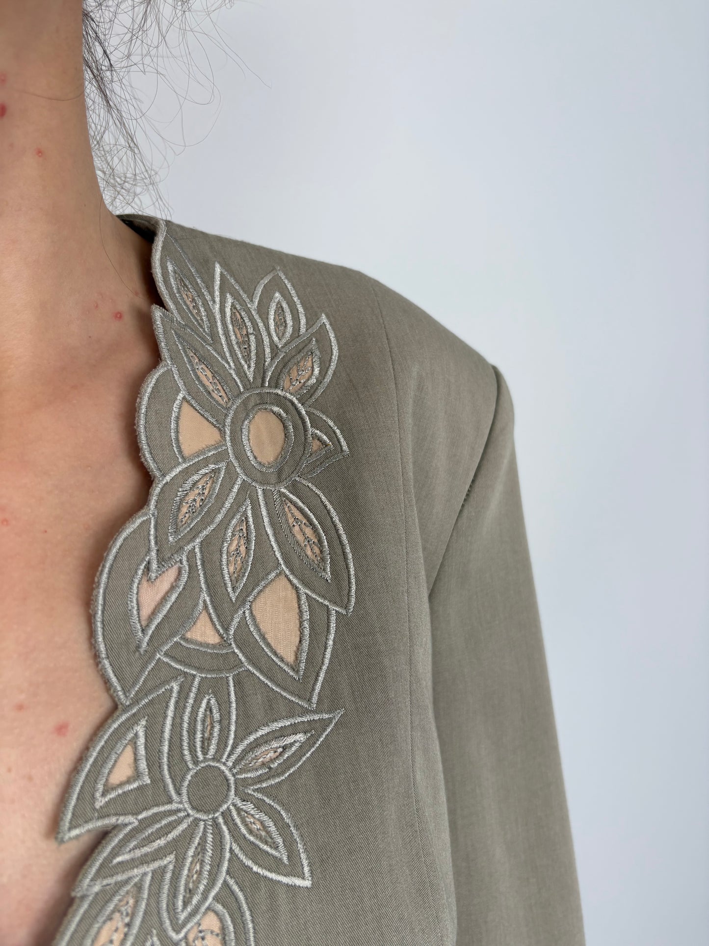 Sacou vintage Sage green de vară cu broderie și nasturi mother of pearl