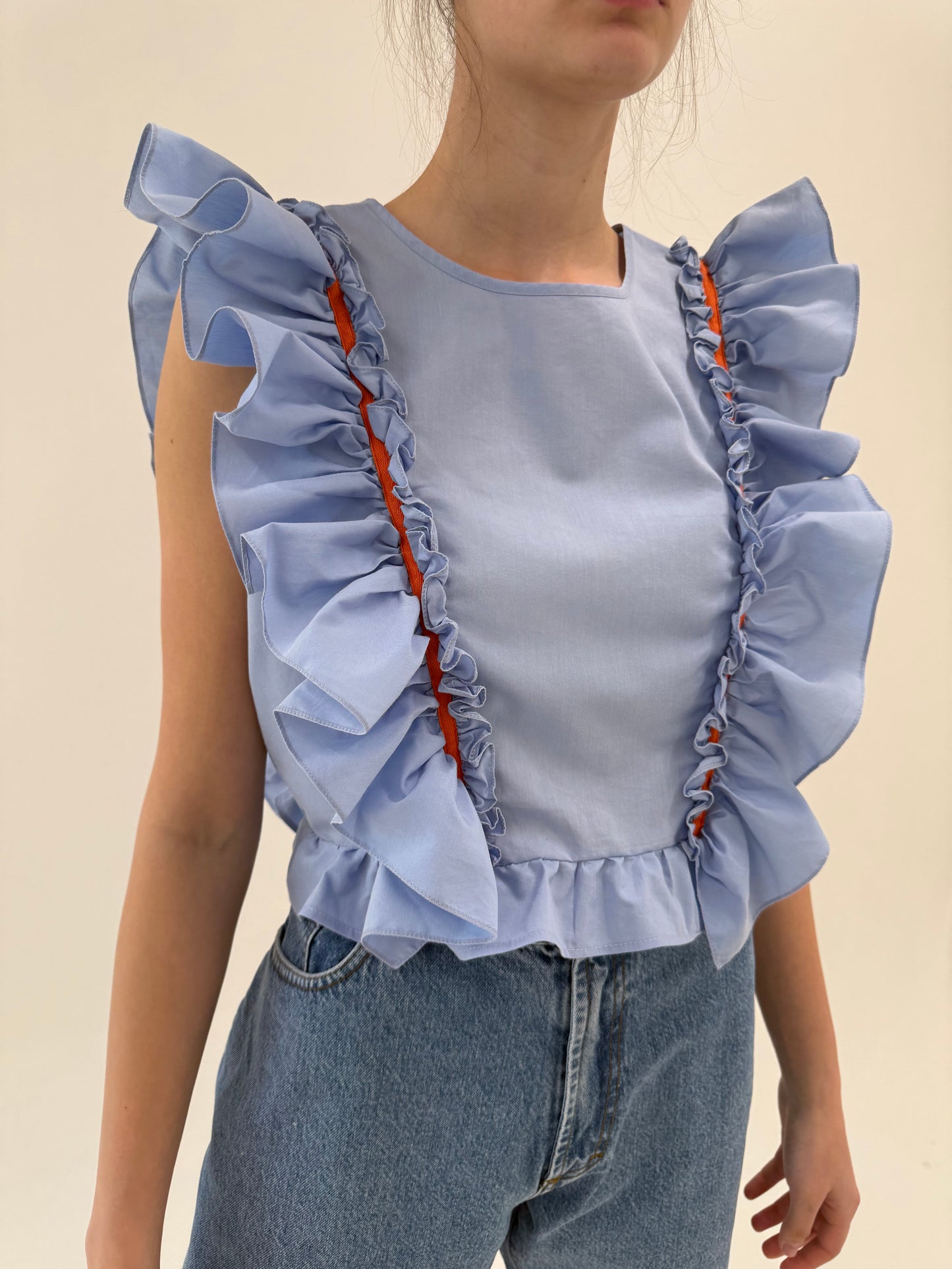 Top baby blue italian din poplin de bumbac cu volane
