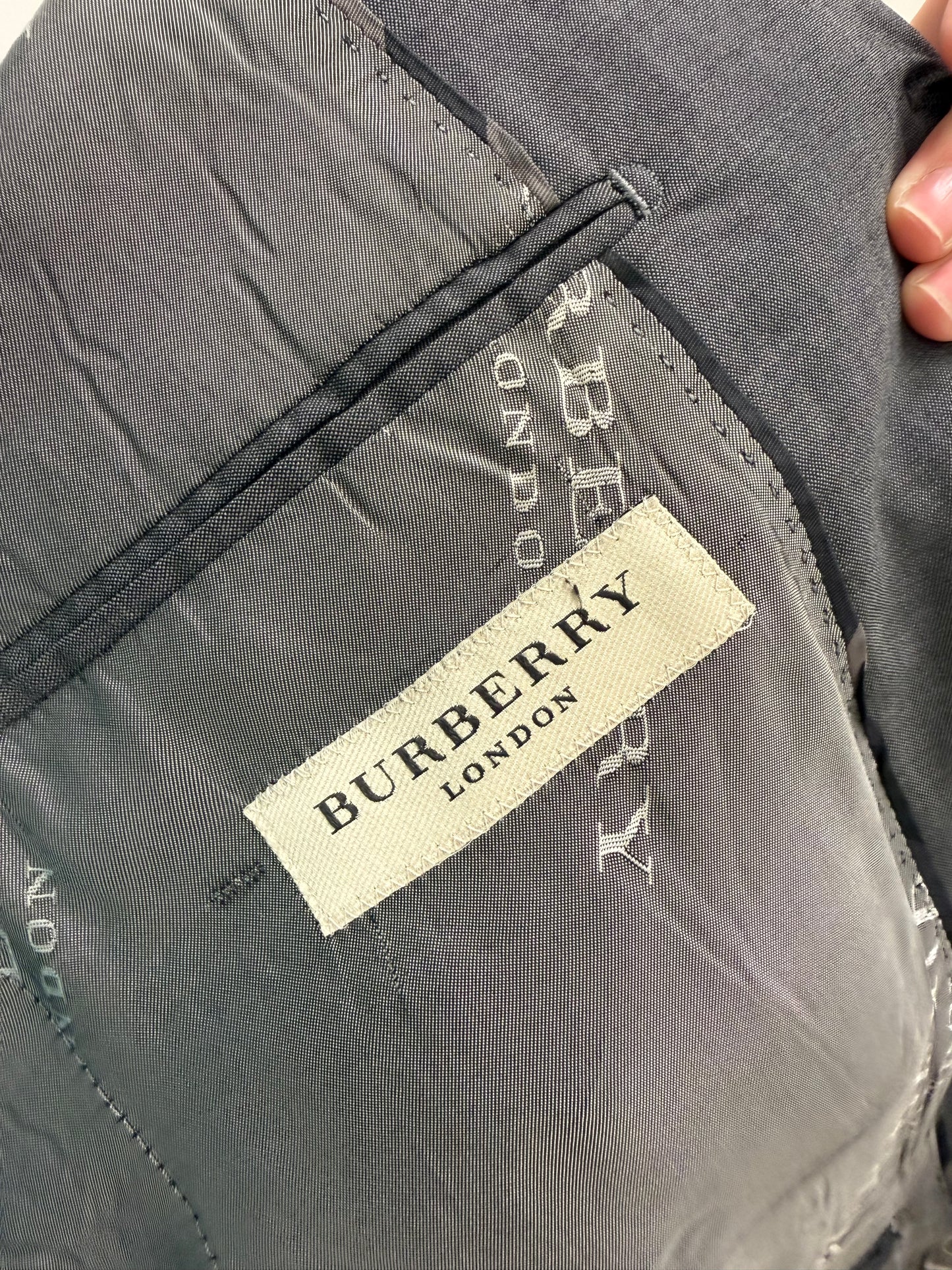 Sacou Burberry de sezon cald în croi actual din stofita lightweight
