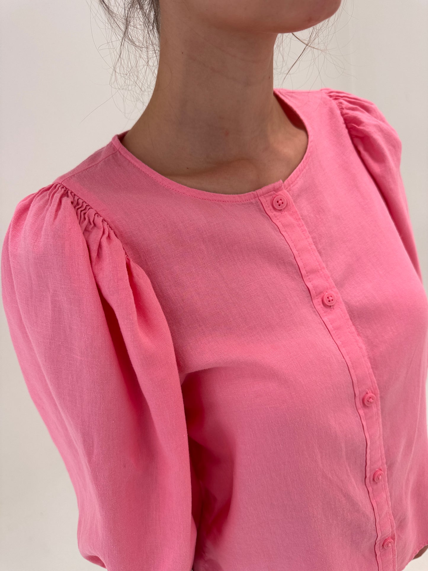 Top Barbie Pink din pânză de in cu mâneci ușor bufante